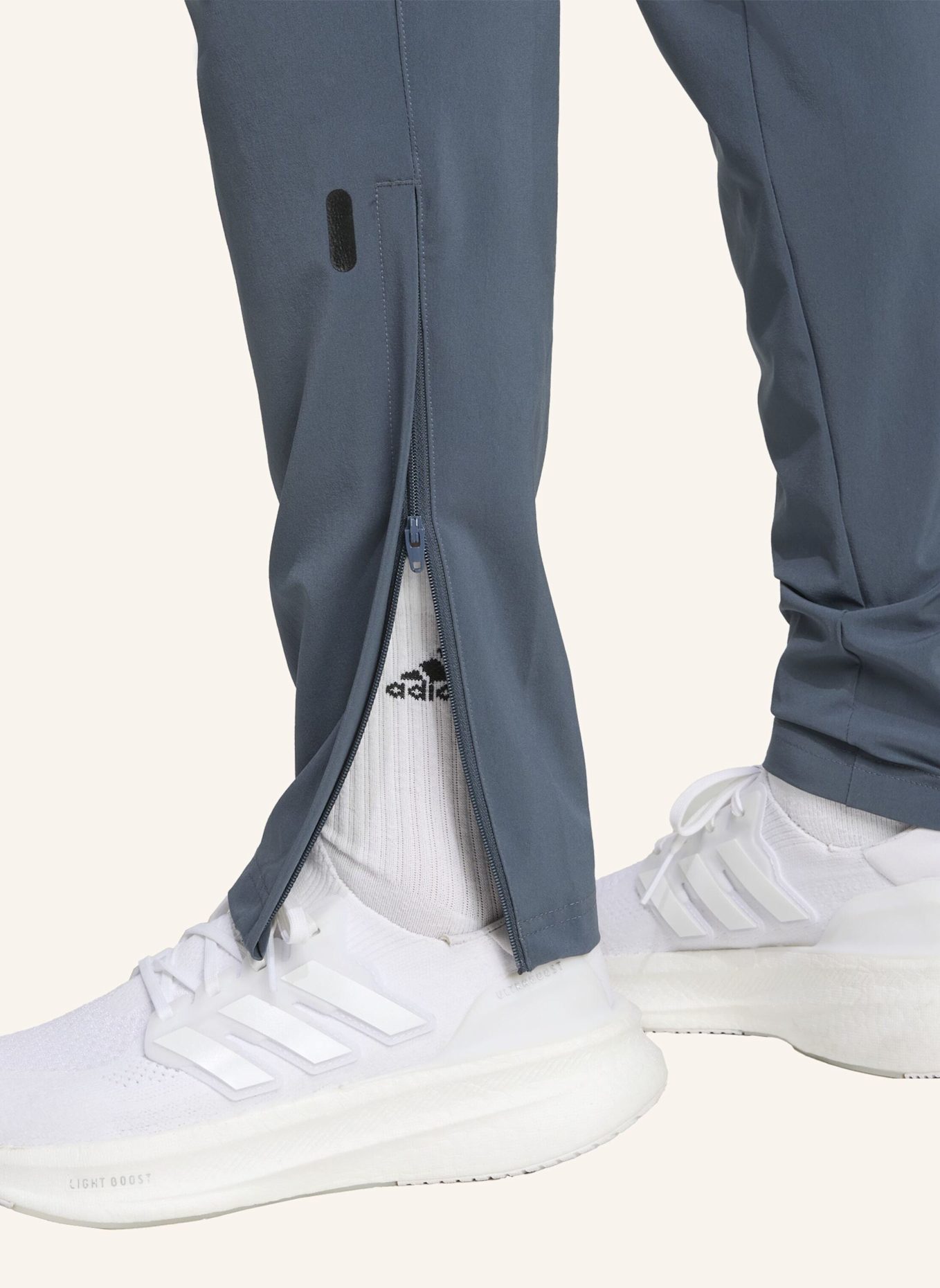 adidas FC BAYERN MÜNCHEN TIRO 25 COMPETITION VIS TECH TRAVEL HOSE: GRAU/ ORANGE