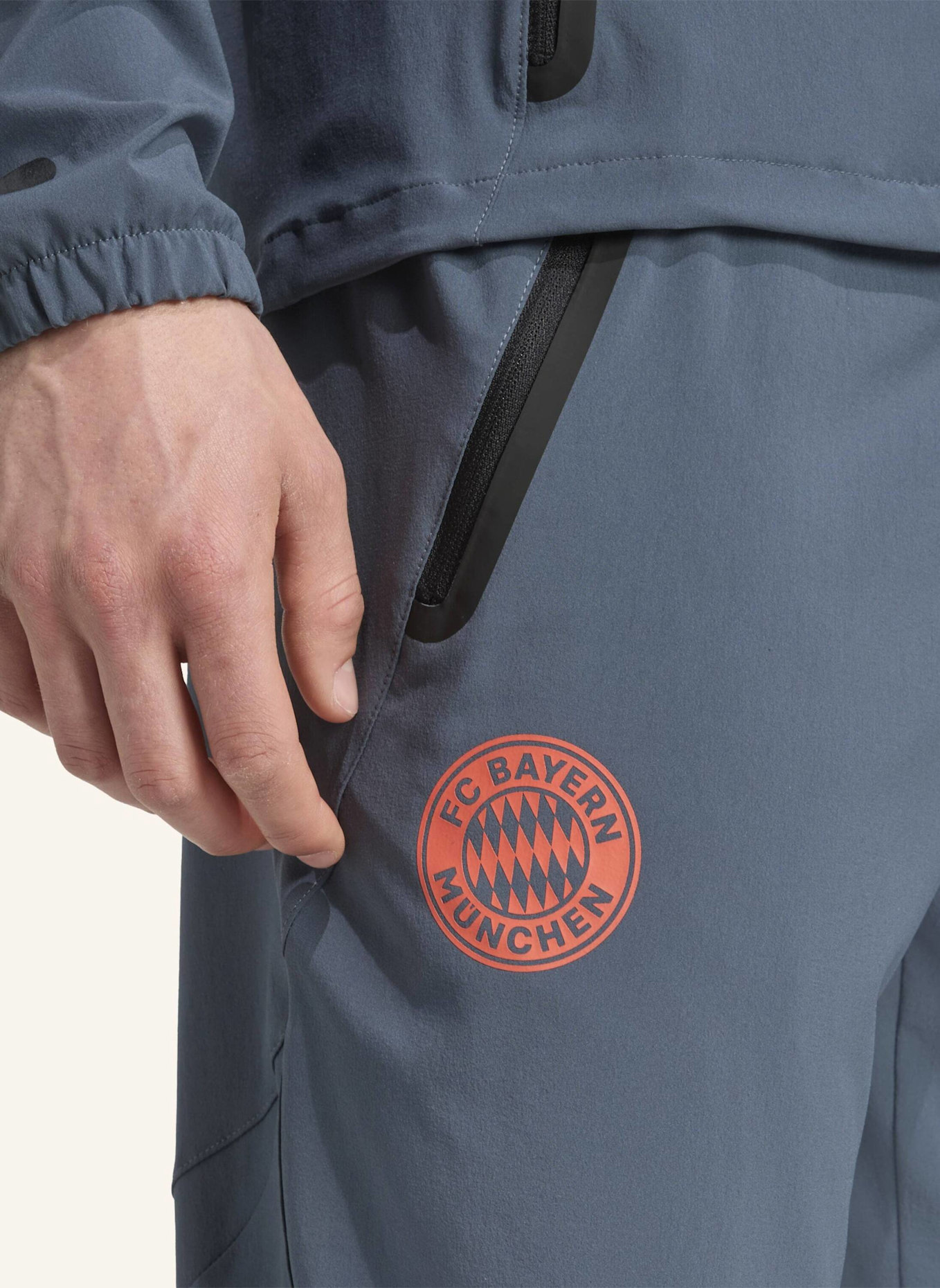 adidas FC BAYERN MÜNCHEN TIRO 25 COMPETITION VIS TECH TRAVEL HOSE: GRAU/ ORANGE
