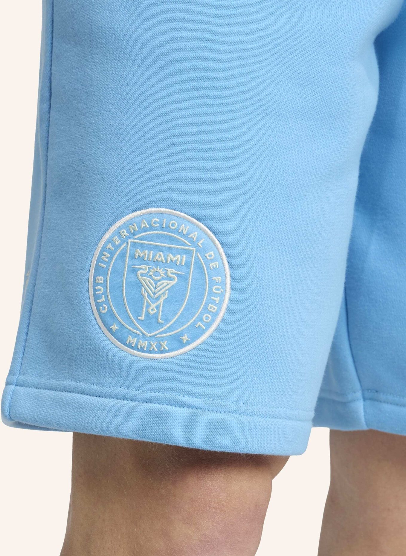 adidas Originals INTER MIAMI CF ADIDAS ORIGINALS TRAVEL SHORTS: BLAU/ WEISS