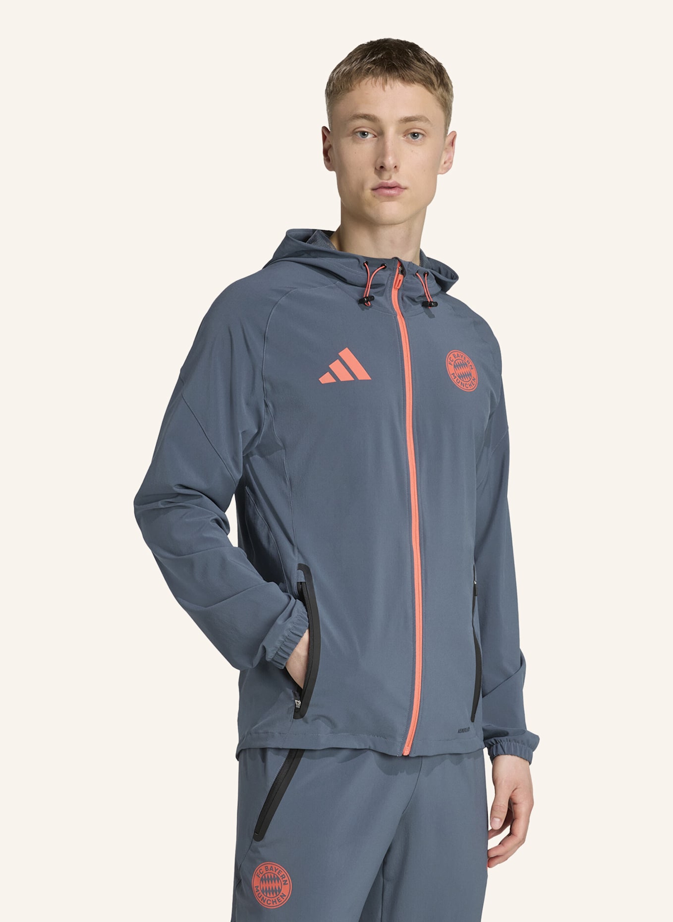 adidas FC BAYERN TIRO 25 COMPETITION VIS TECH TRAVEL JACKE: GRAU/ ORANGE