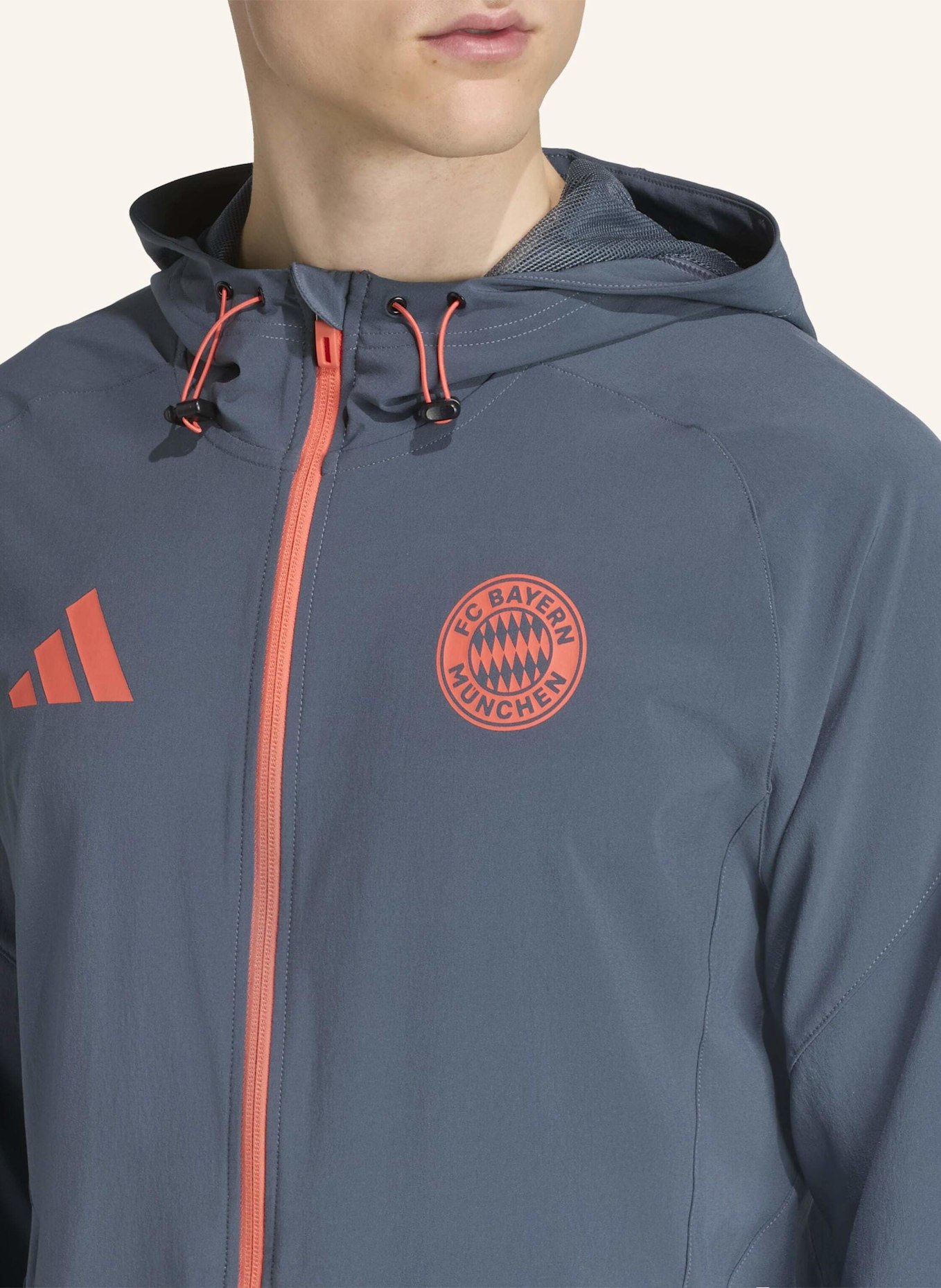 adidas FC BAYERN TIRO 25 COMPETITION VIS TECH TRAVEL JACKE: GRAU/ ORANGE
