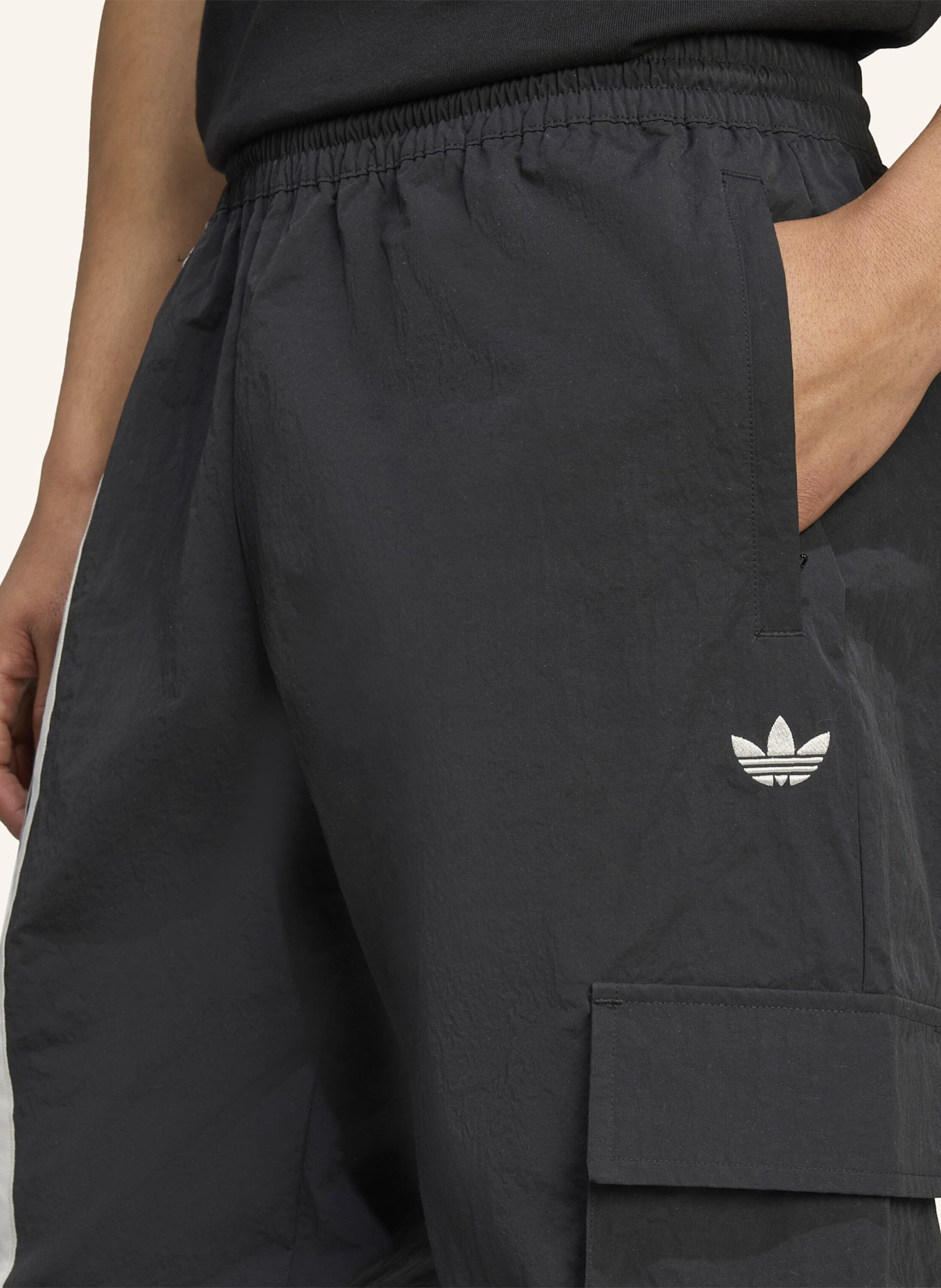 adidas Originals FRONT STRIPES WOVEN CARGOHOSE: SCHWARZ