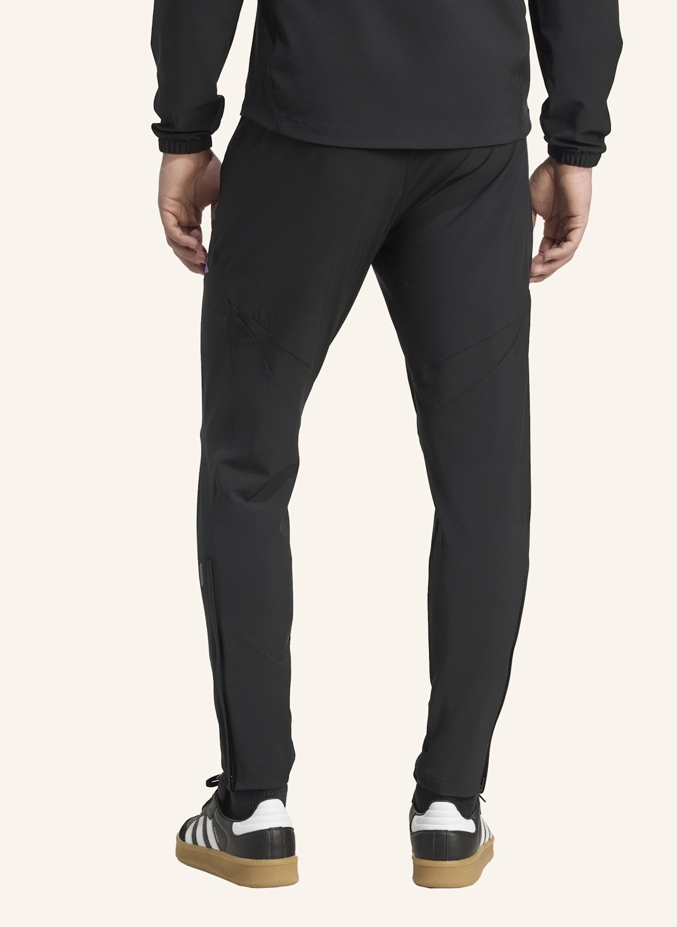 adidas MANCHESTER UNITED TIRO 25 COMPETITION VIS TECH TRAVEL HOSE: SCHWARZ