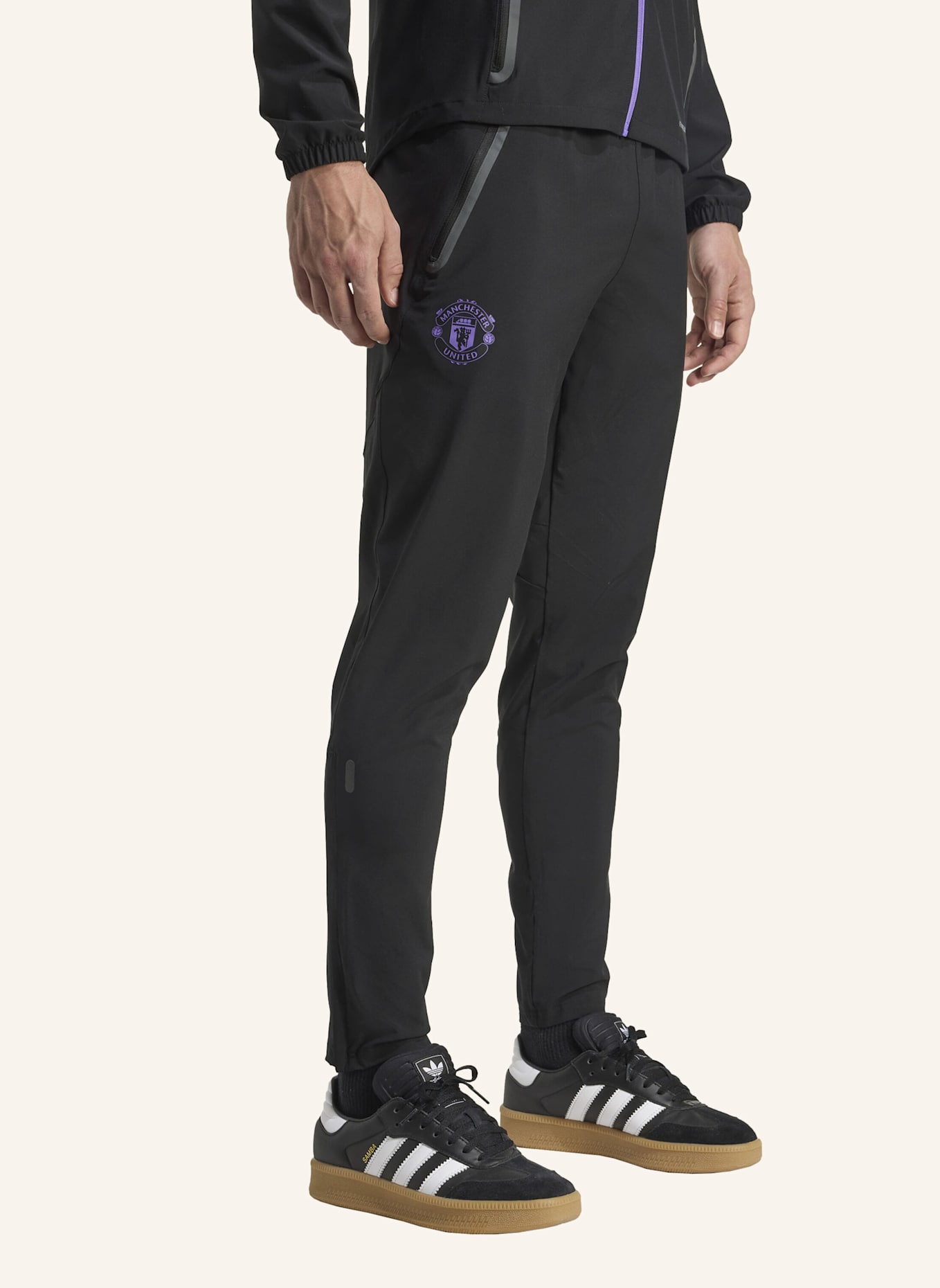 adidas MANCHESTER UNITED TIRO 25 COMPETITION VIS TECH TRAVEL HOSE: SCHWARZ