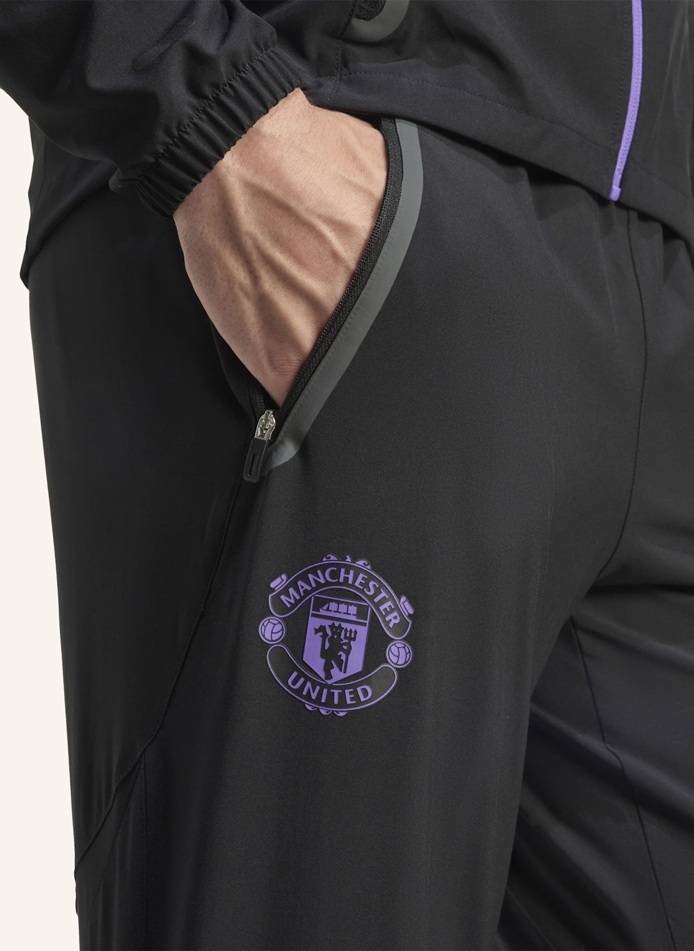 adidas MANCHESTER UNITED TIRO 25 COMPETITION VIS TECH TRAVEL HOSE: SCHWARZ