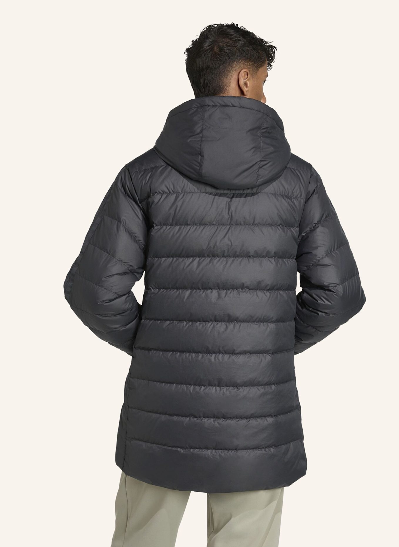 adidas ESSENTIALS CLIMAWARM 3-STREIFEN LIGHT DAUNENPARKA MIT KAPUZE: SCHWARZ