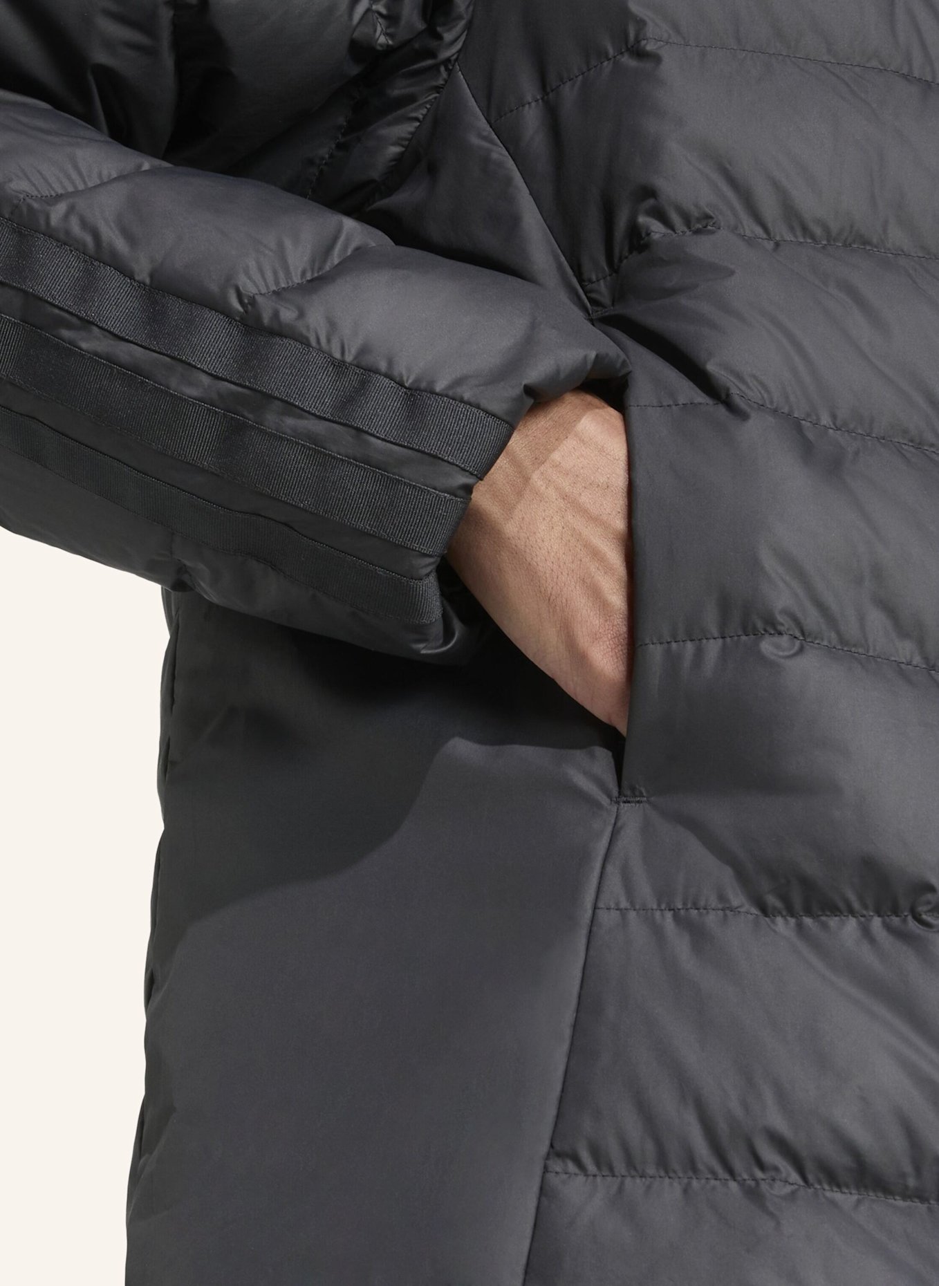 adidas ESSENTIALS CLIMAWARM 3-STREIFEN LIGHT DAUNENPARKA MIT KAPUZE: SCHWARZ