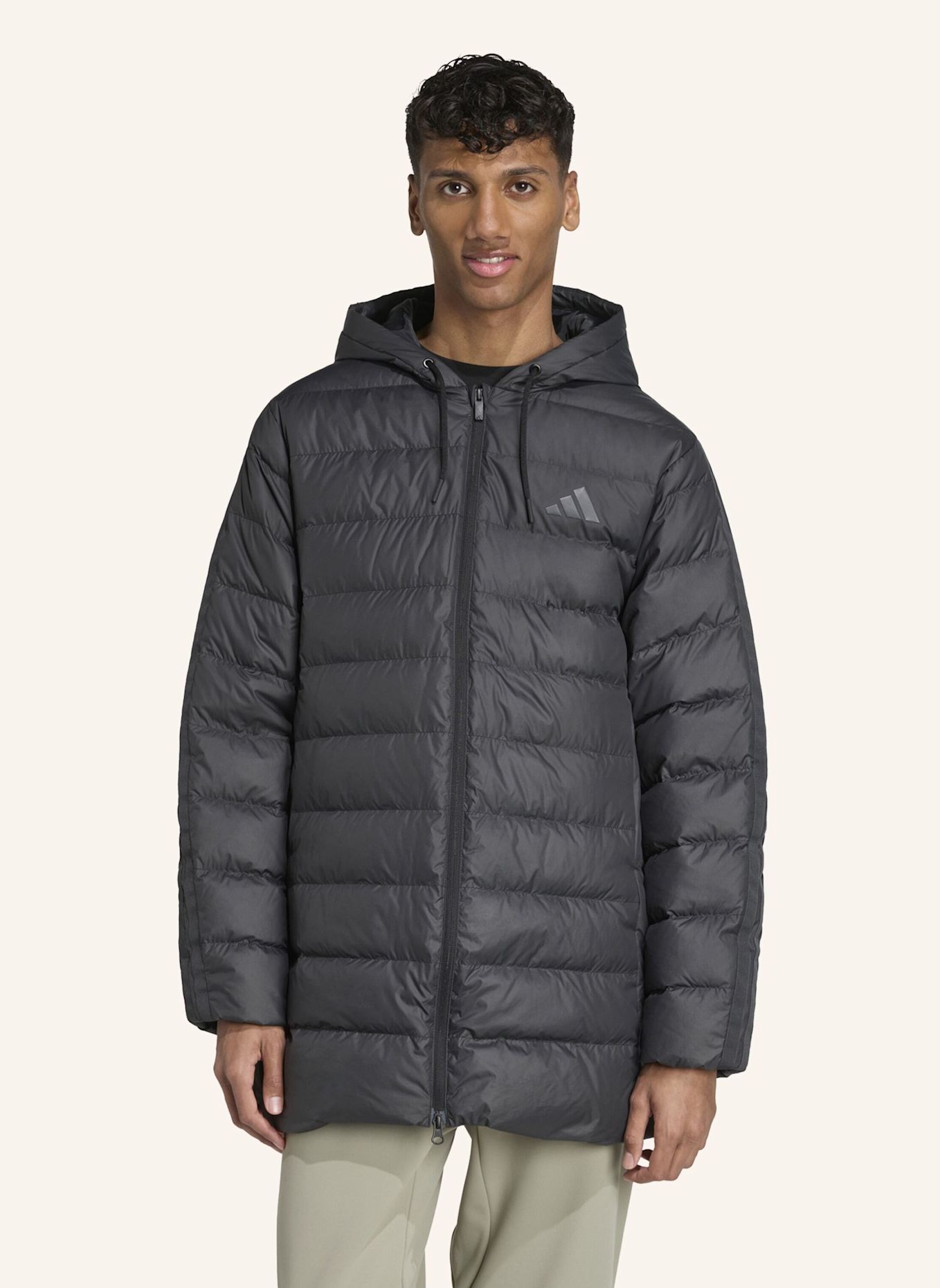 adidas ESSENTIALS CLIMAWARM 3-STREIFEN LIGHT DAUNENPARKA MIT KAPUZE: SCHWARZ