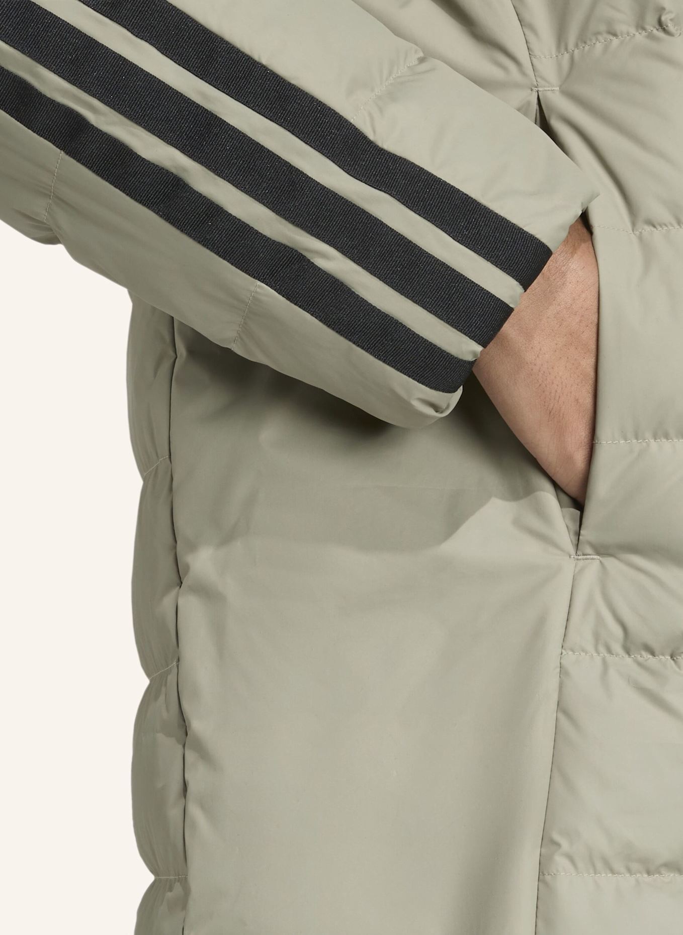 adidas ESSENTIALS CLIMAWARM 3-STREIFEN LIGHT DAUNENPARKA MIT KAPUZE: SILBER