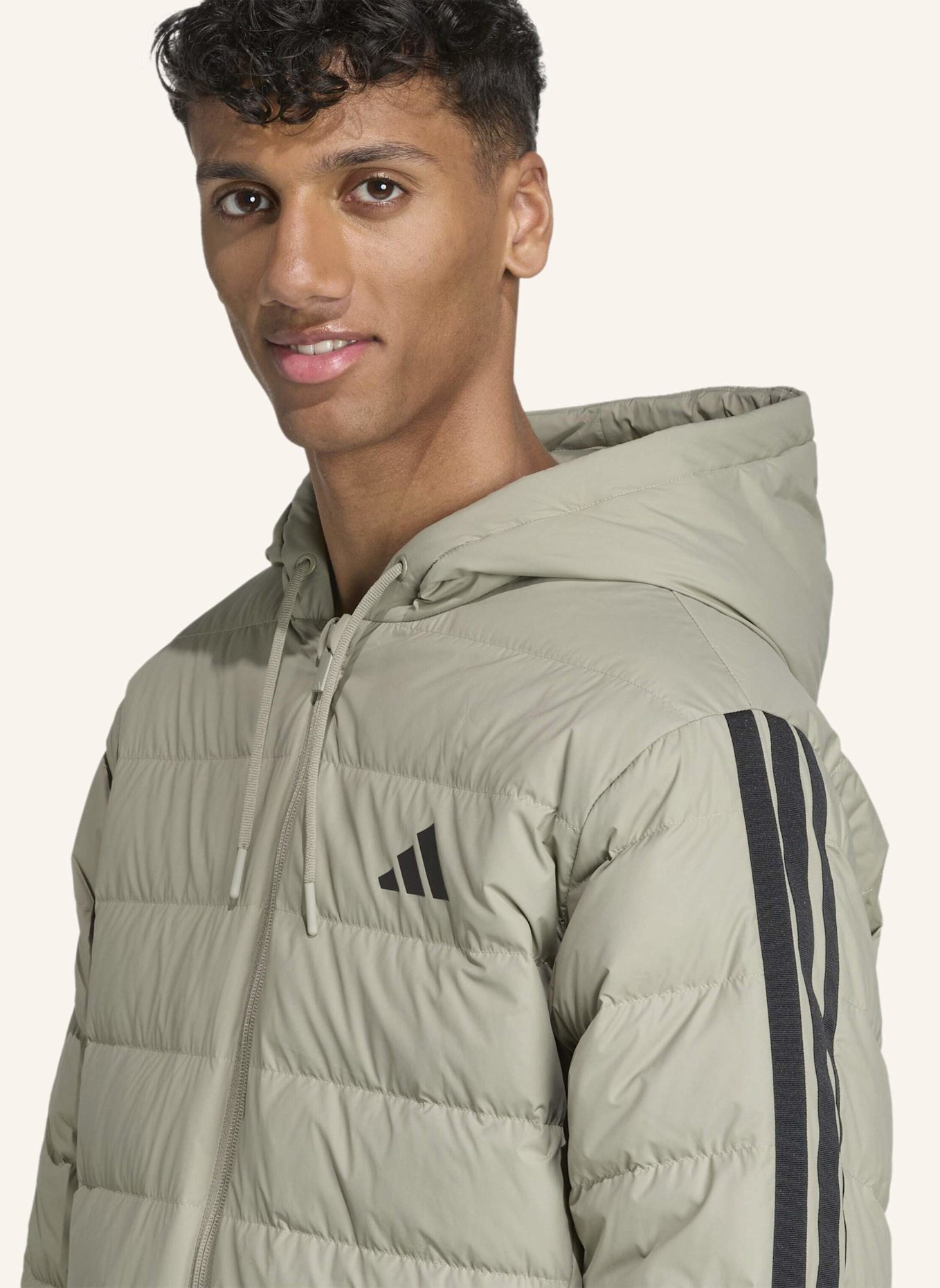 adidas ESSENTIALS CLIMAWARM 3-STREIFEN LIGHT DAUNENPARKA MIT KAPUZE: SILBER