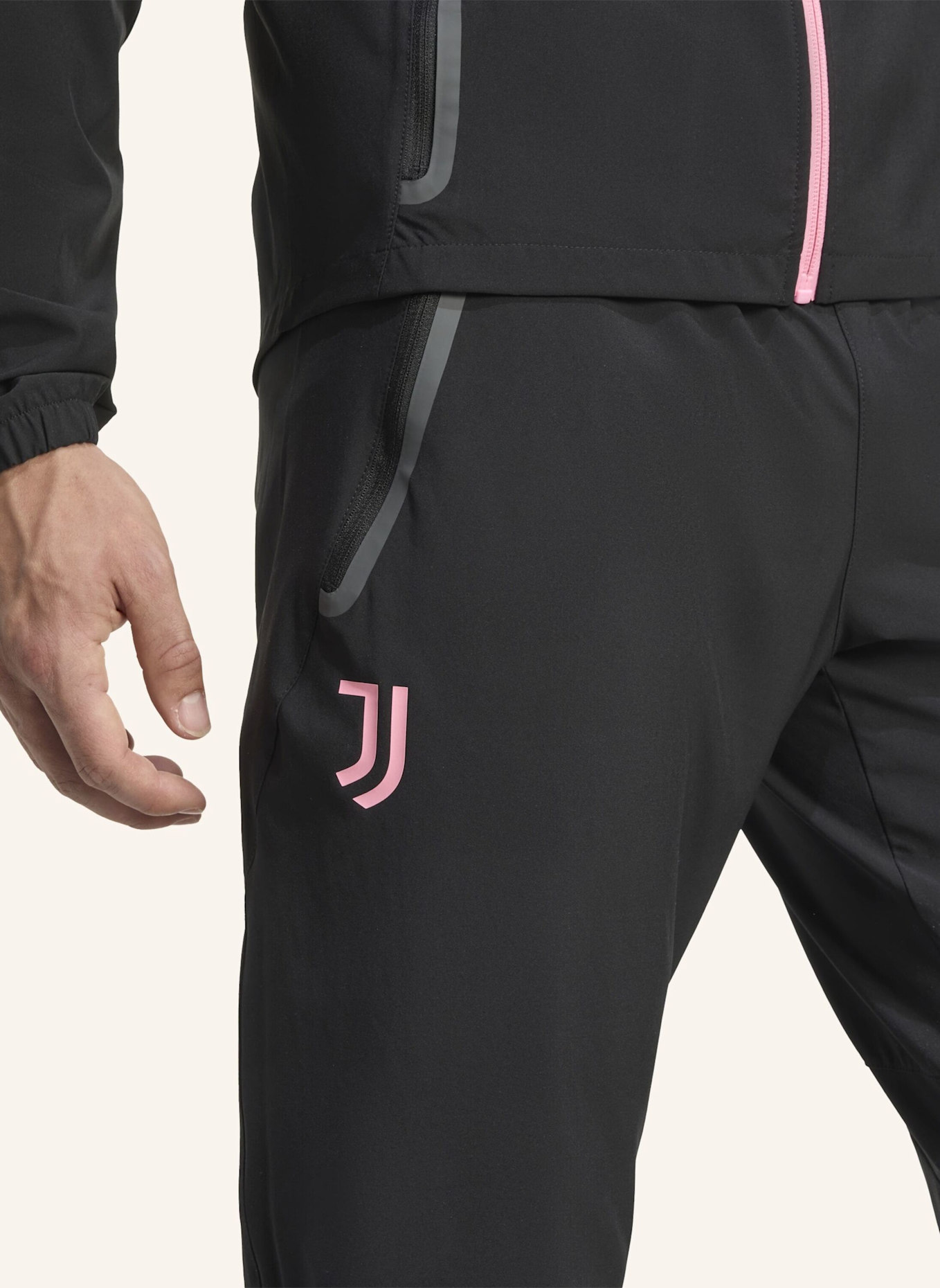 adidas JUVENTUS TIRO 25 COMPETITION VIS TECH TRAVEL HOSE: SCHWARZ