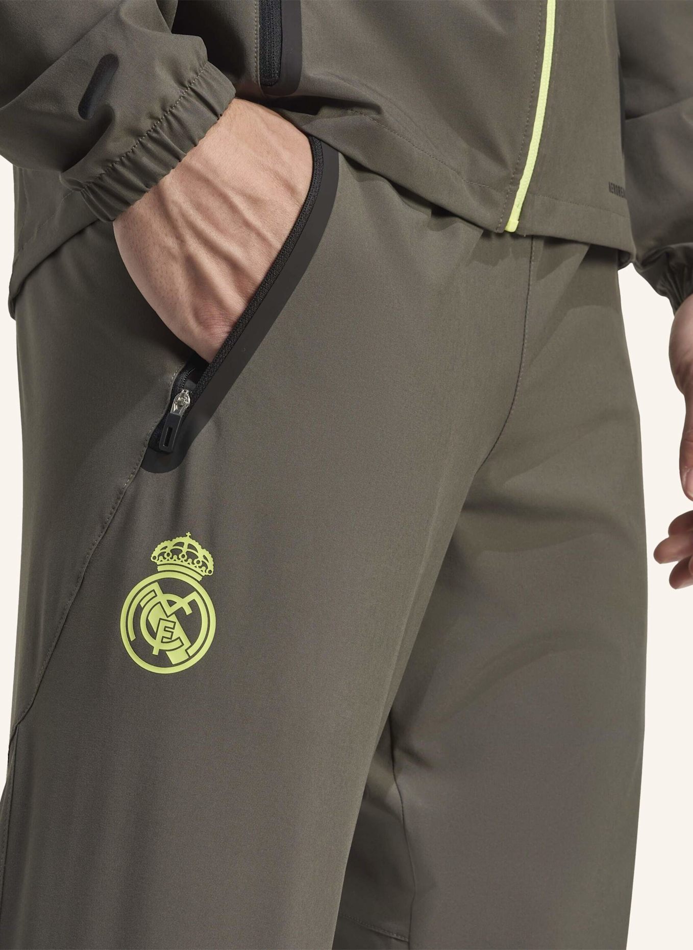 adidas REAL MADRID TIRO 25 COMPETITION VIS TECH TRAVEL HOSE: GRAU/ GELB