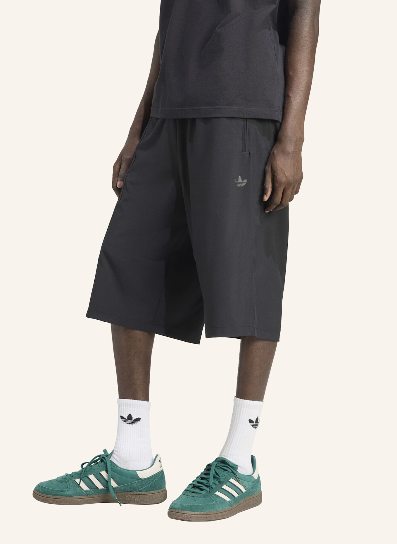 adidas Originals FIREBIRD OVERSIZED NYLON SHORTS: SCHWARZ