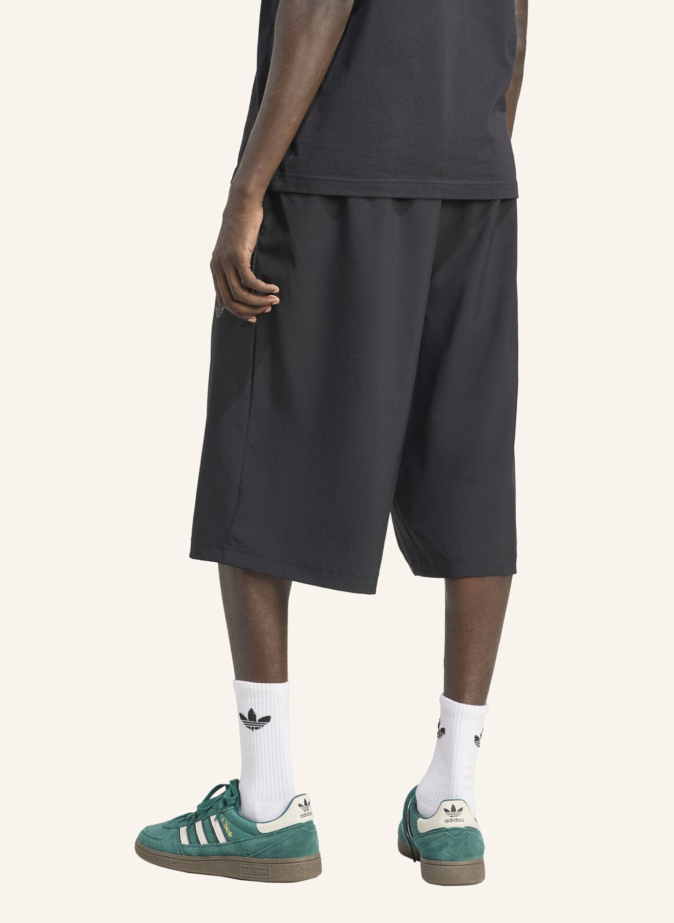 adidas Originals FIREBIRD OVERSIZED NYLON SHORTS: SCHWARZ