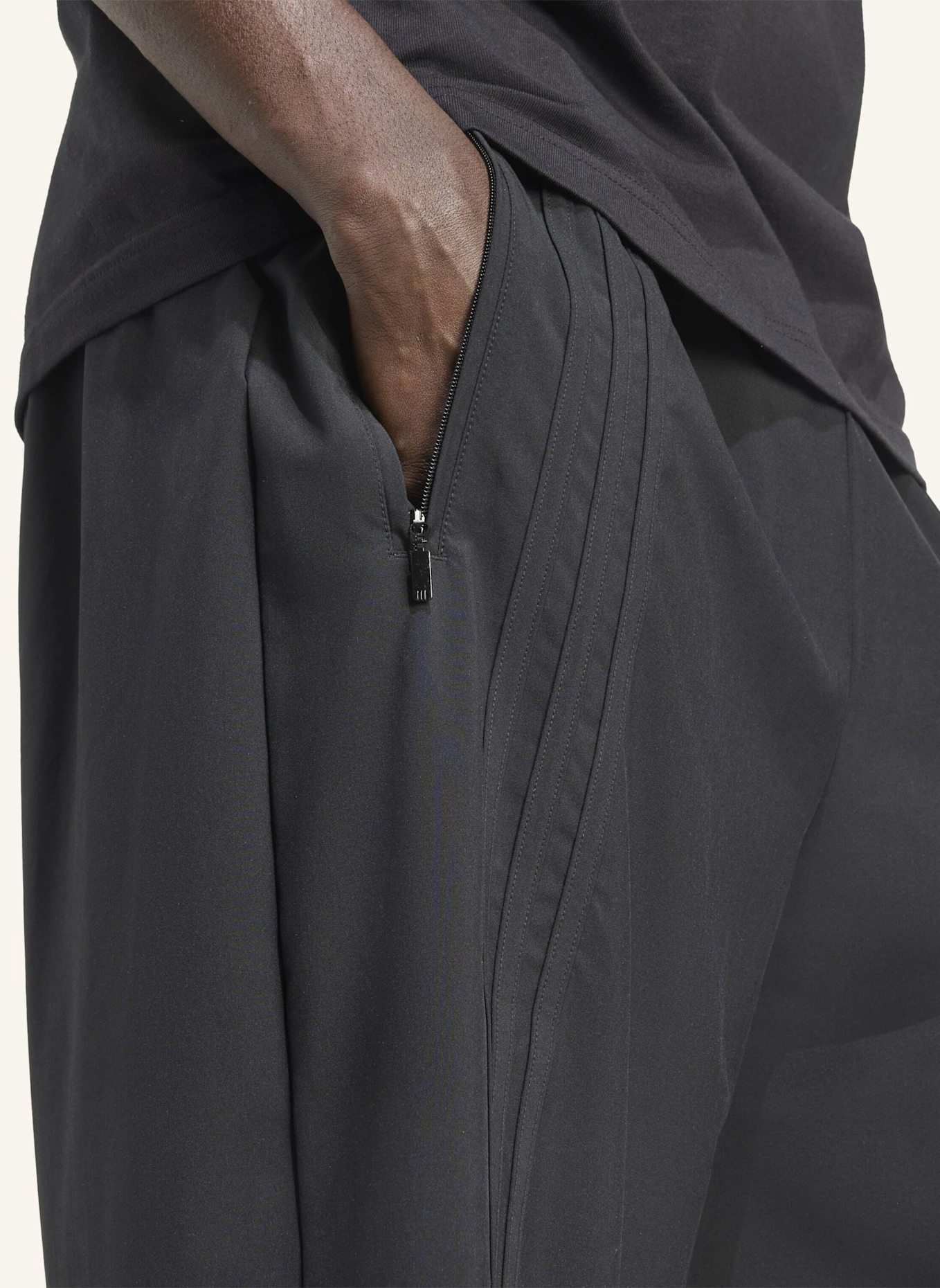 adidas Originals FIREBIRD OVERSIZED NYLON SHORTS: SCHWARZ