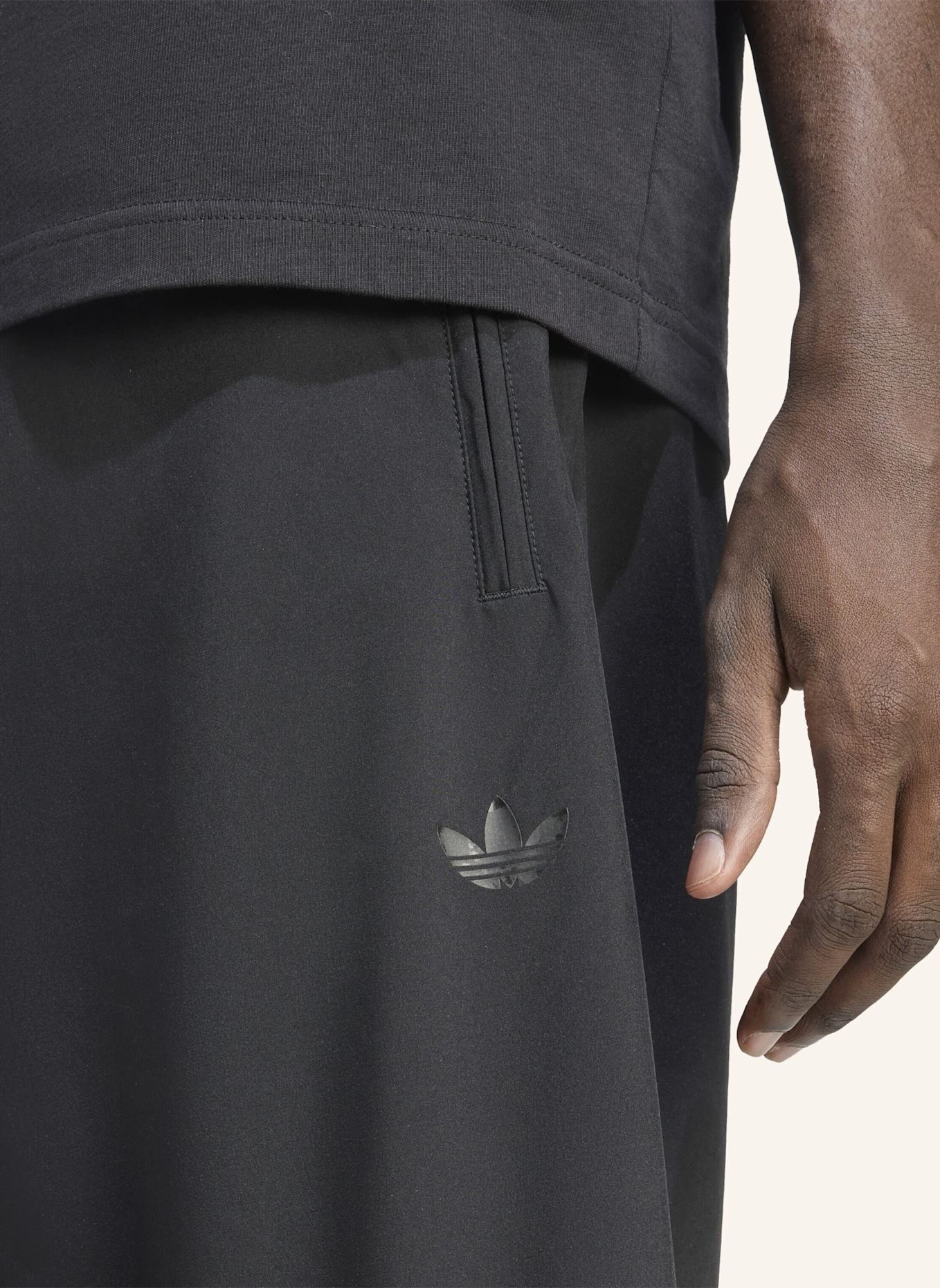 adidas Originals FIREBIRD OVERSIZED NYLON SHORTS: SCHWARZ