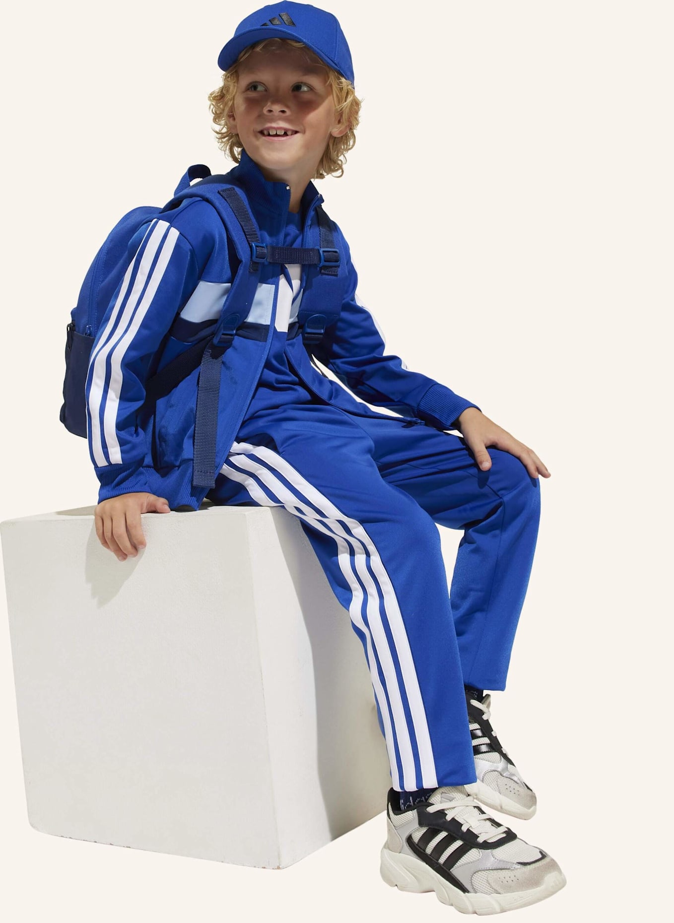 adidas SEASONAL ESSENTIALS TIBERIO 3-STREIFEN TRICOT KIDS TRAININGSANZUG: BLAU/ WEISS