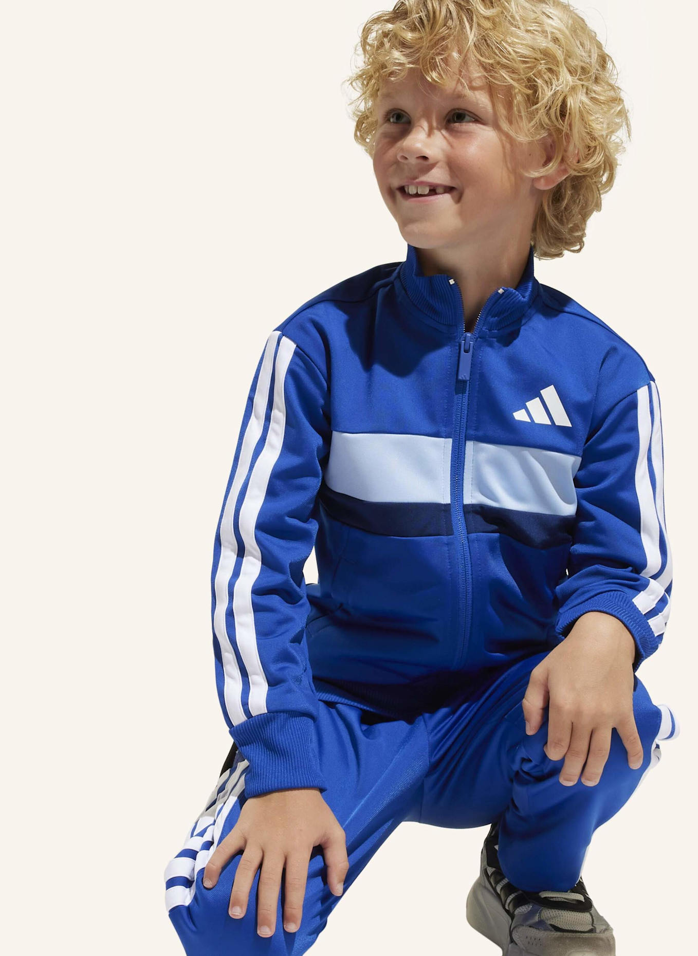 adidas SEASONAL ESSENTIALS TIBERIO 3-STREIFEN TRICOT KIDS TRAININGSANZUG: BLAU/ WEISS