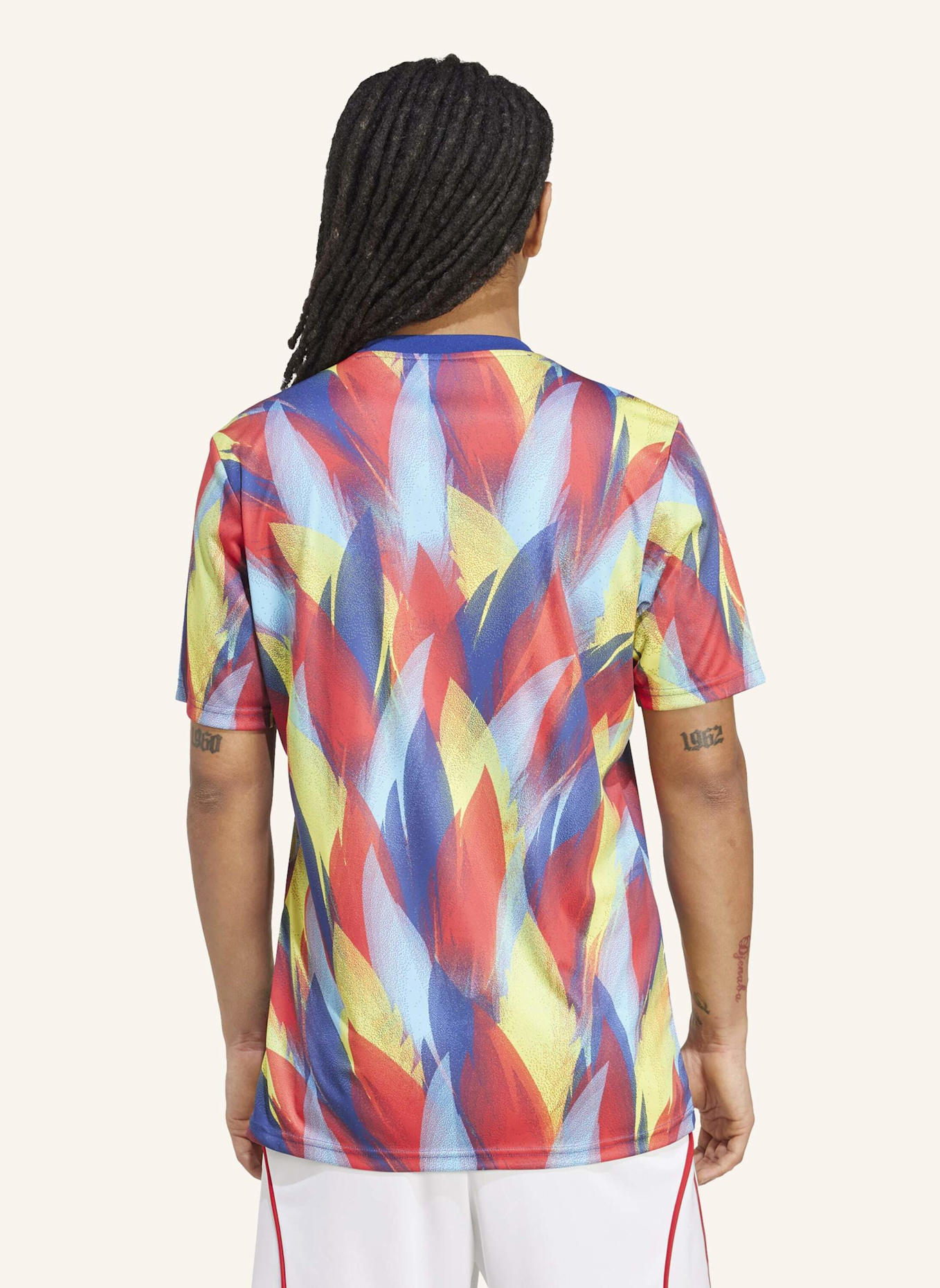 adidas ARSENAL 25/26 PRE-MATCH-SHIRT: BLAU/ ROT/ GELB