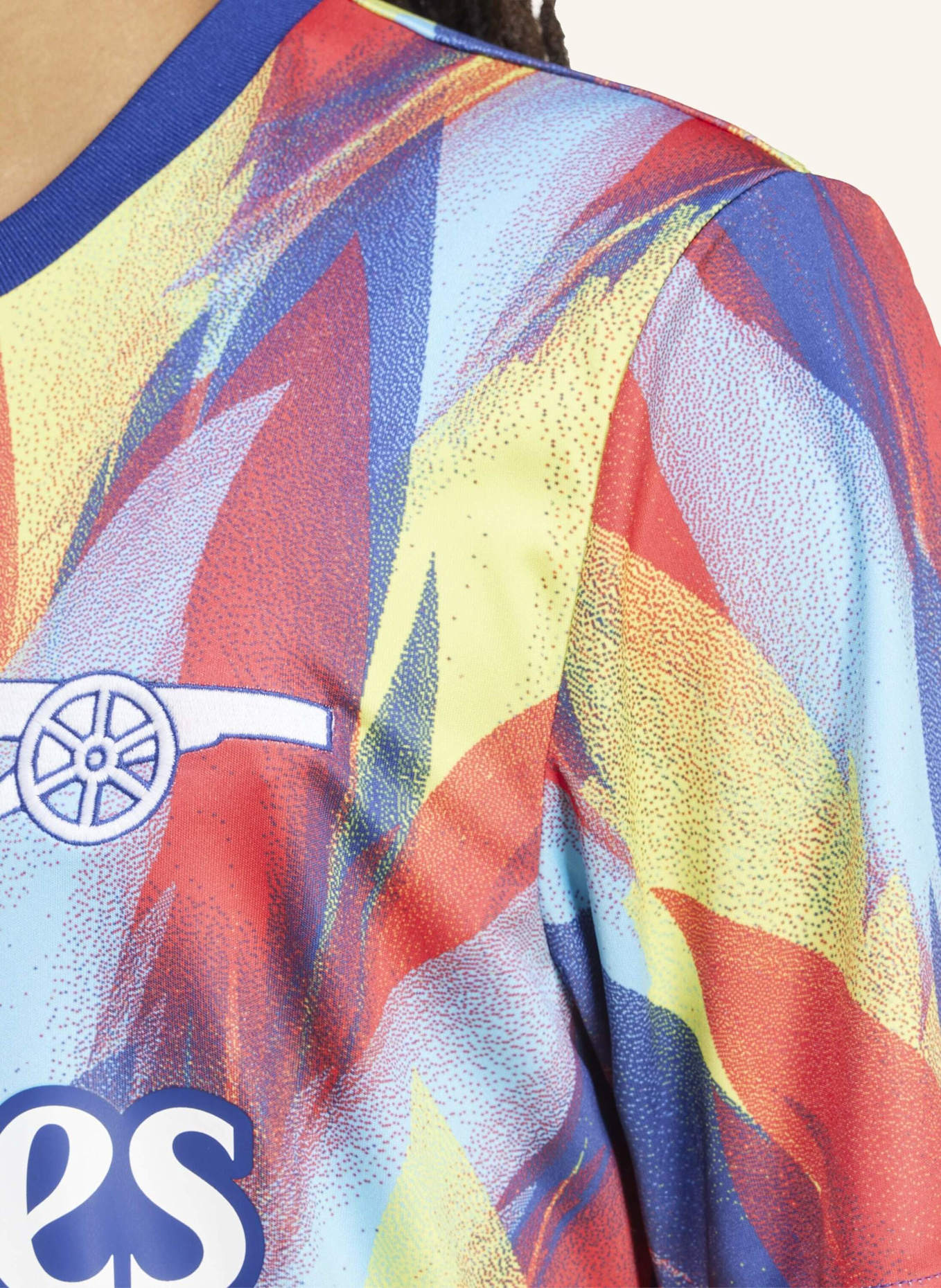 adidas ARSENAL 25/26 PRE-MATCH-SHIRT: BLAU/ ROT/ GELB