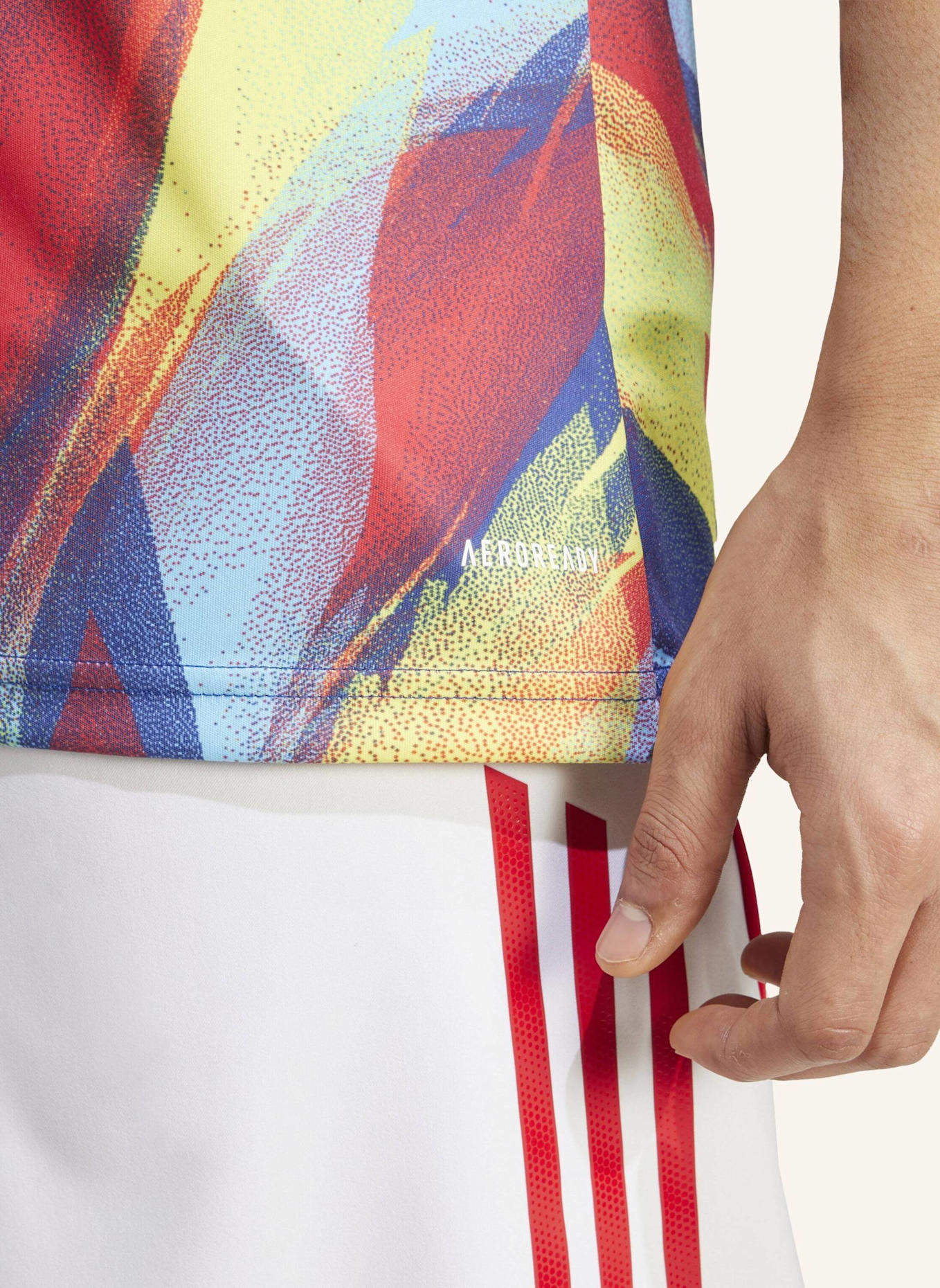 adidas ARSENAL 25/26 PRE-MATCH-SHIRT: BLAU/ ROT/ GELB