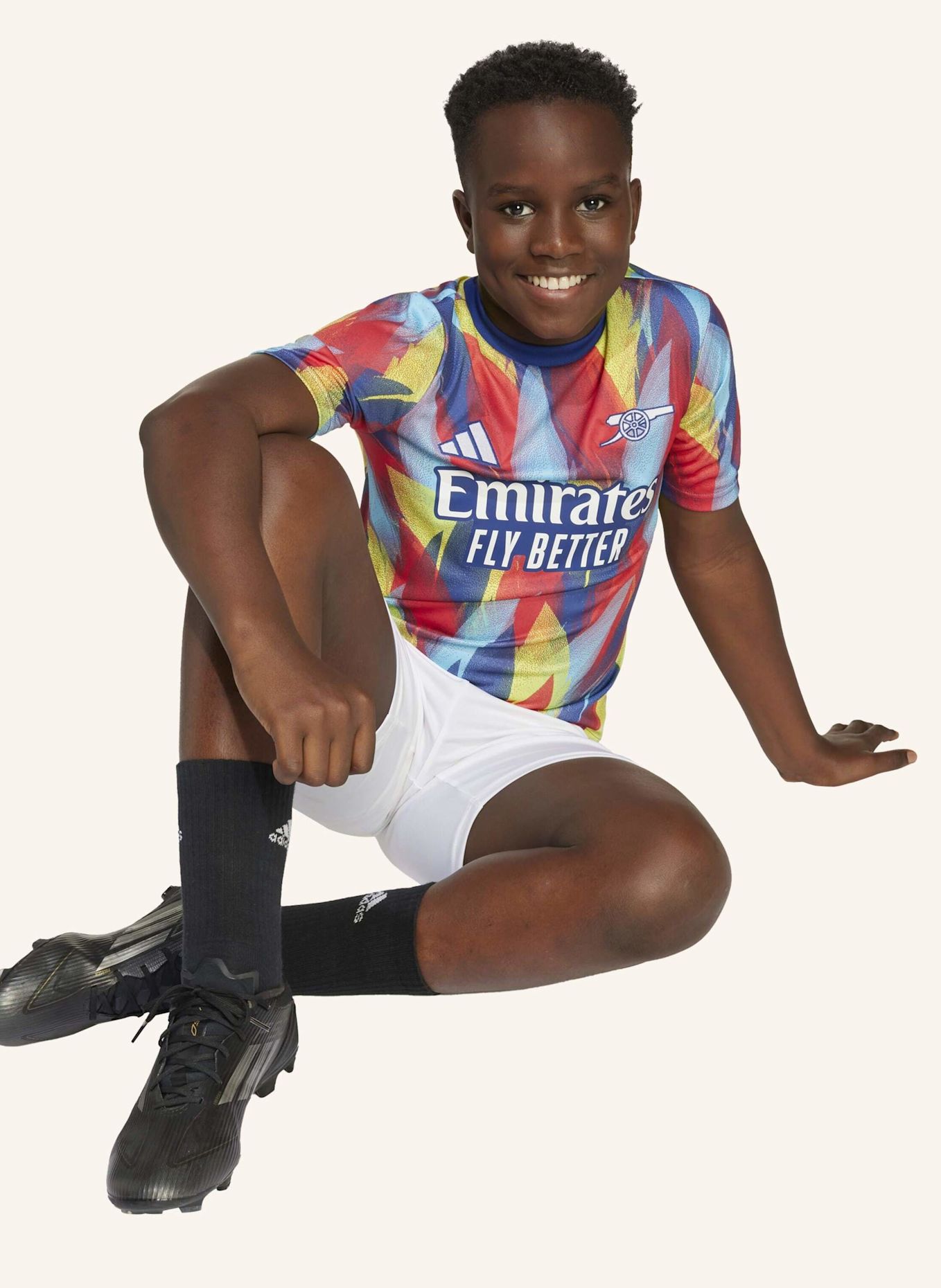 adidas ARSENAL 25/26 PRE-MATCH-SHIRT: BLAU/ ROT/ GELB