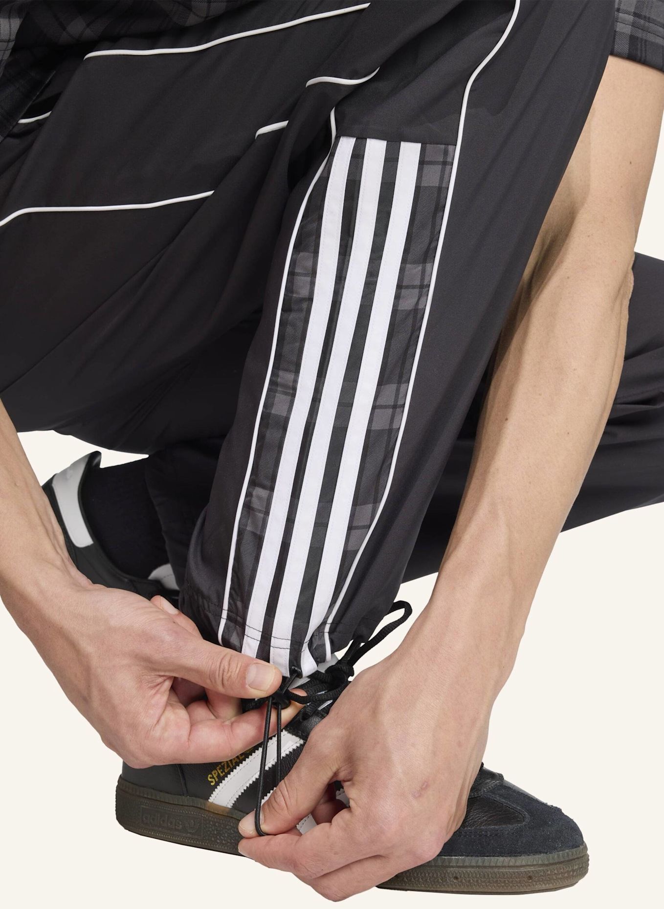 adidas Originals TARTAN LÄSSIGE TRAININGSHOSE: SCHWARZ