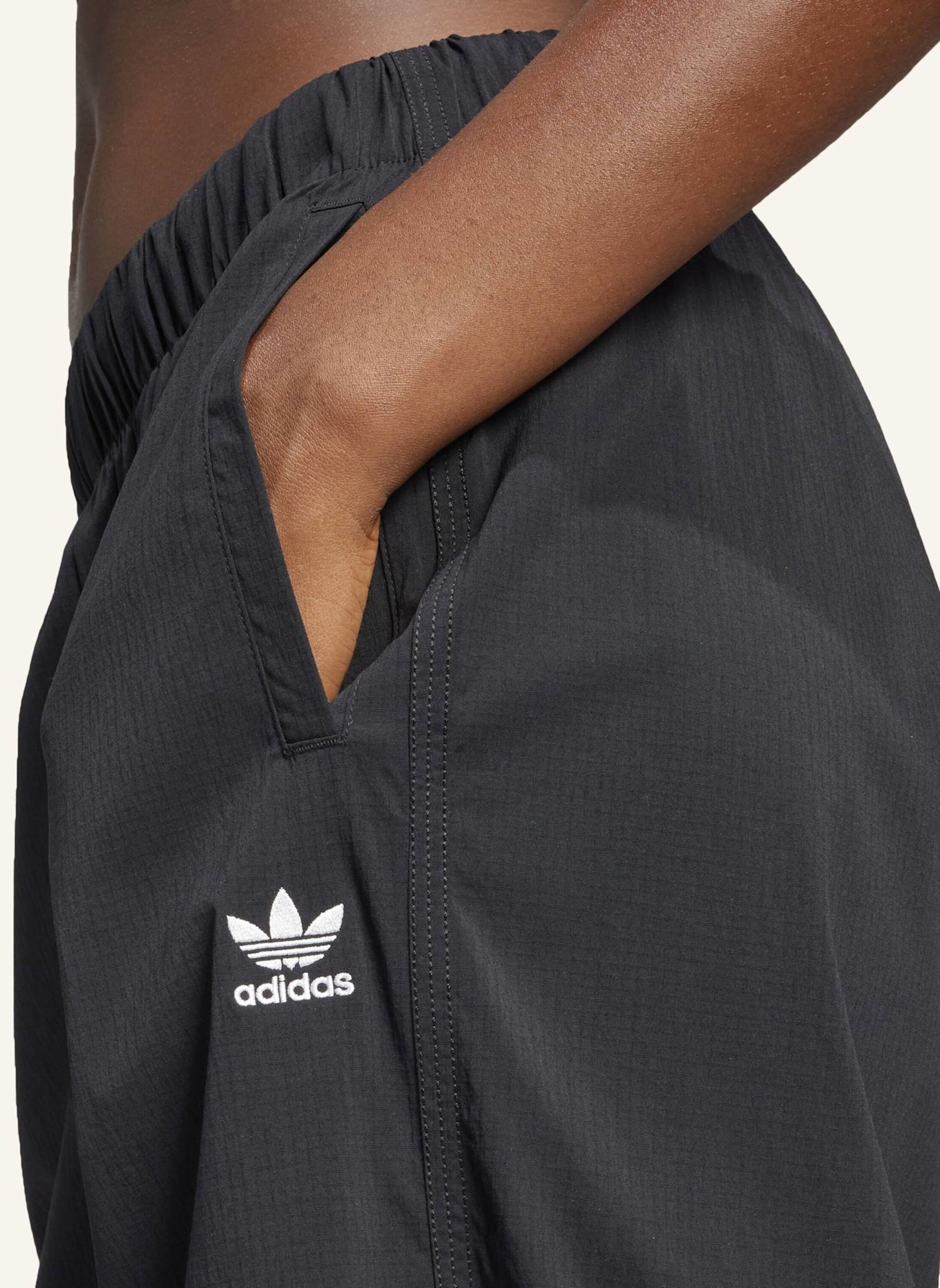 adidas Originals ESSENTIALS RIPSTOP PARACHUTE HOSE: SCHWARZ