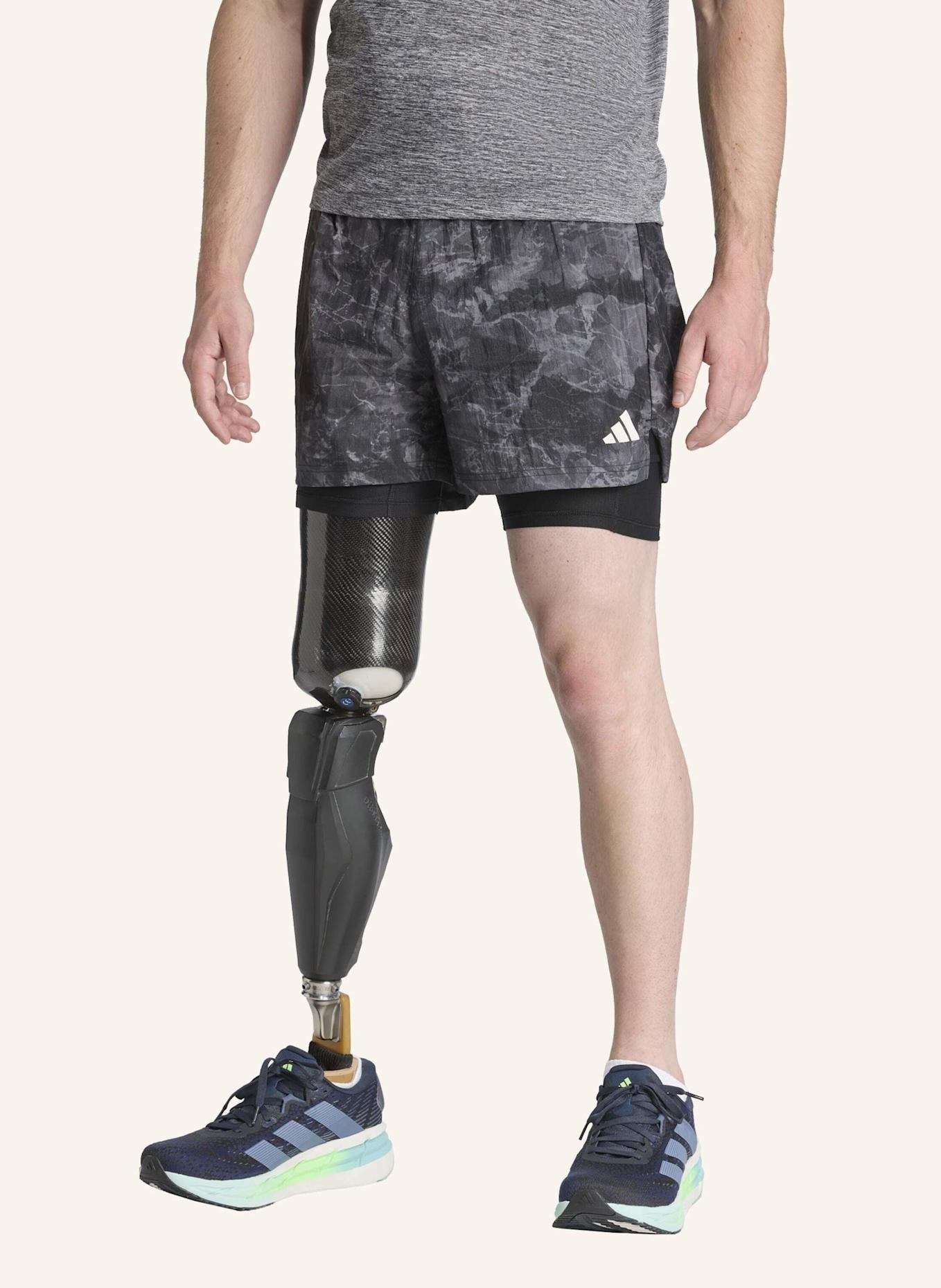 adidas OWN THE RUN SPRAY DYE 2-IN-1 SHORTS: GRAU/ SCHWARZ