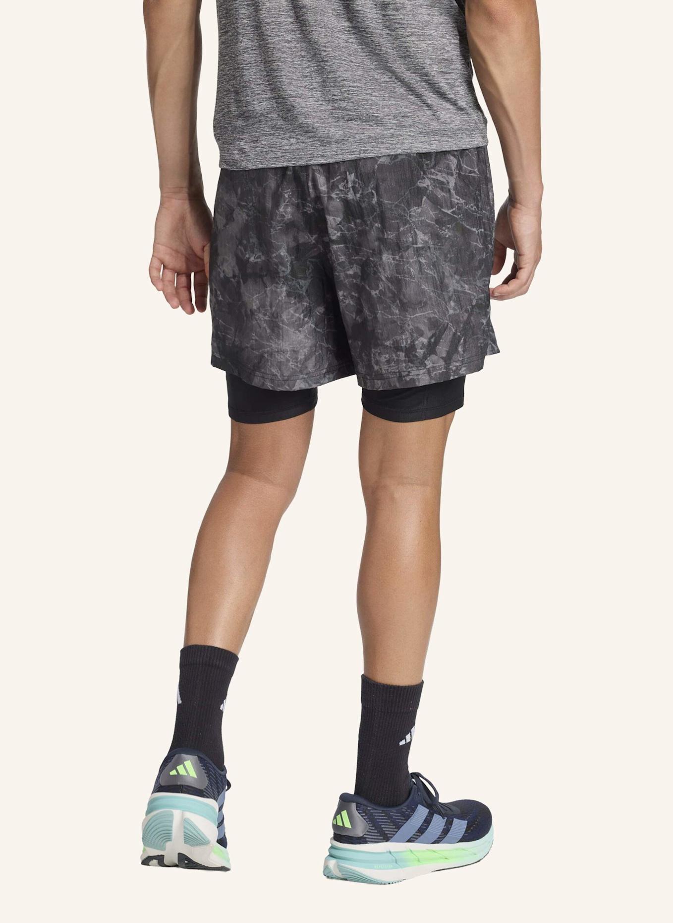 adidas OWN THE RUN SPRAY DYE 2-IN-1 SHORTS: GRAU/ SCHWARZ