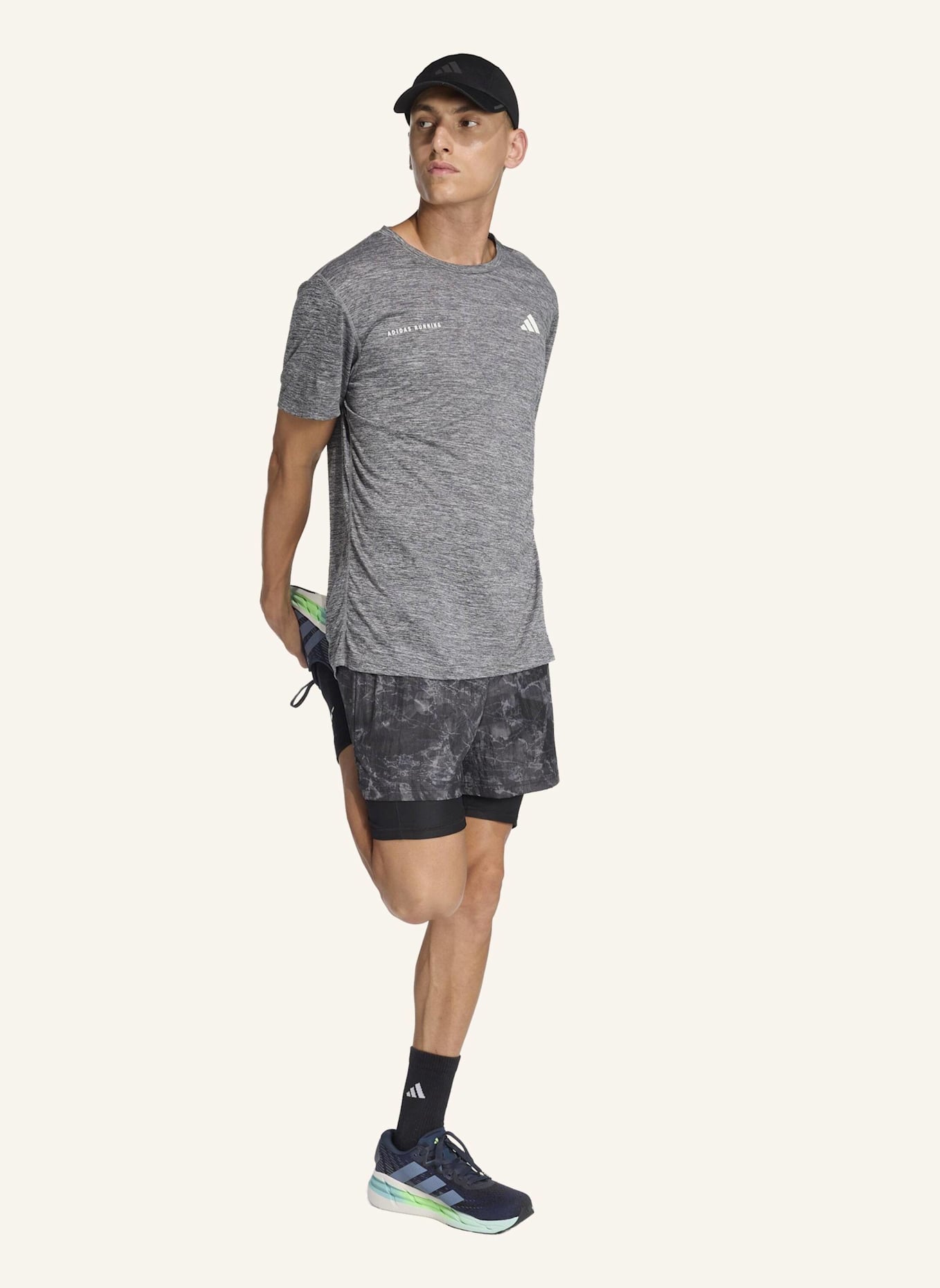 adidas OWN THE RUN SPRAY DYE 2-IN-1 SHORTS: GRAU/ SCHWARZ