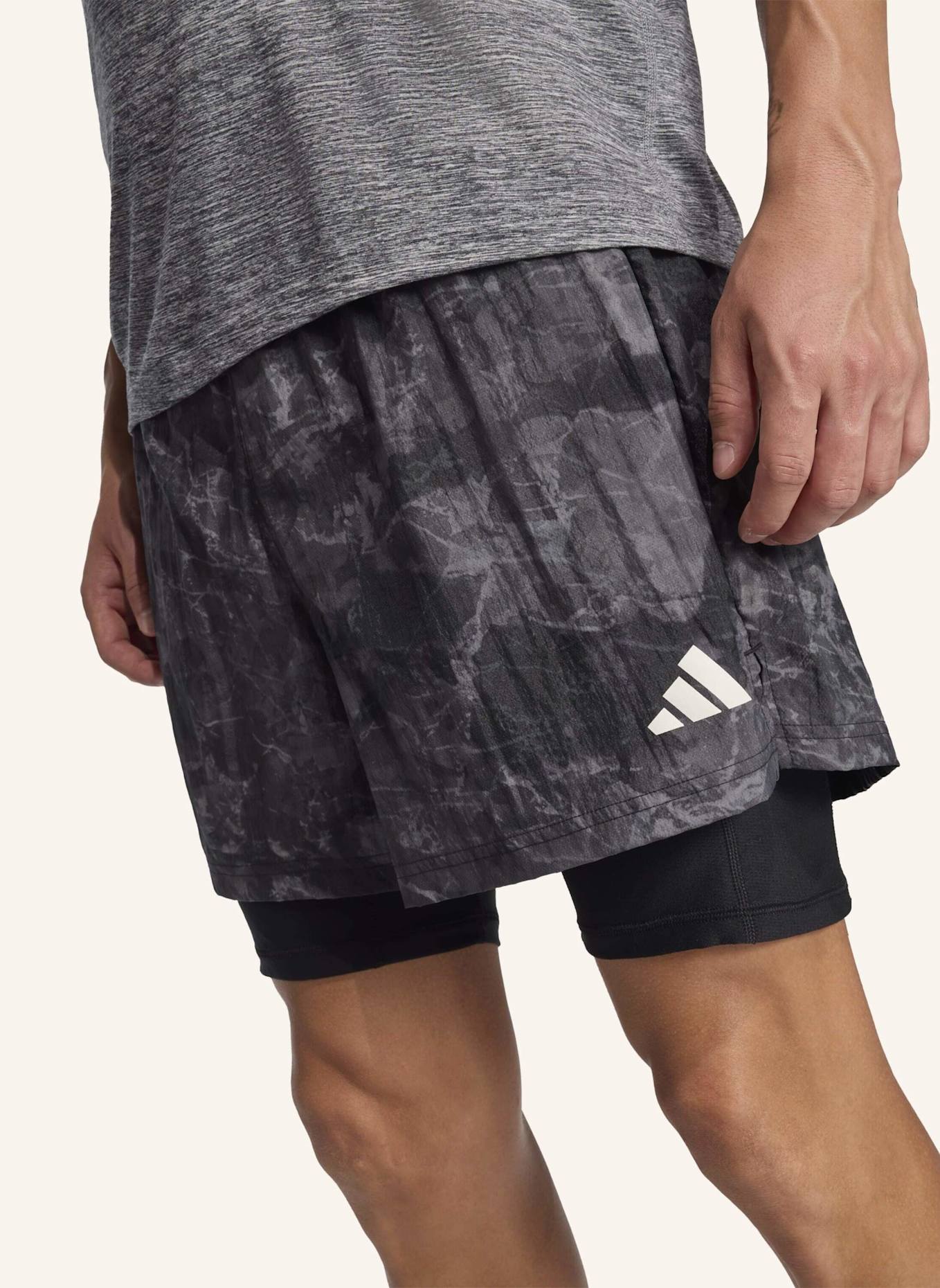 adidas OWN THE RUN SPRAY DYE 2-IN-1 SHORTS: GRAU/ SCHWARZ