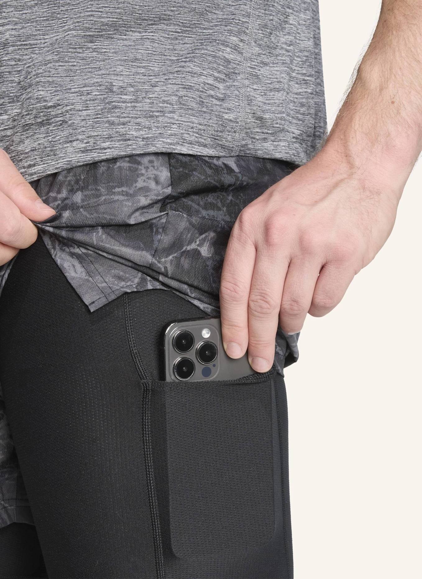 adidas OWN THE RUN SPRAY DYE 2-IN-1 SHORTS: GRAU/ SCHWARZ