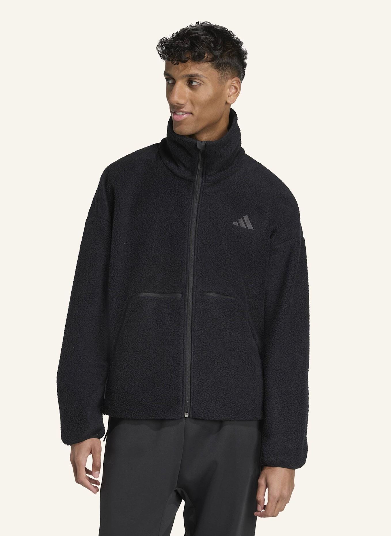 adidas CITY TECH HIGH PILE FLEECEJACKE MIT DURCHGEHENDEM REISSVERSCHLUSS: SCHWARZ