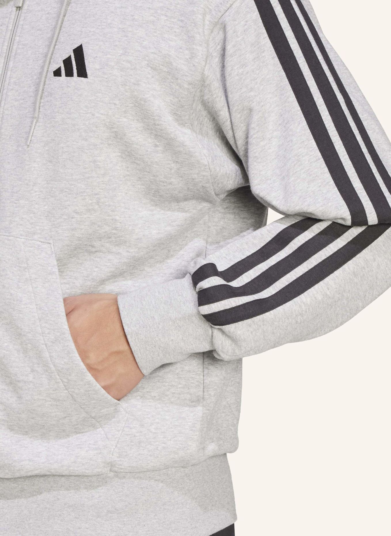 adidas ESSENTIALS 3-STREIFEN FRENCH TERRY KAPUZENJACKE: SCHWARZ