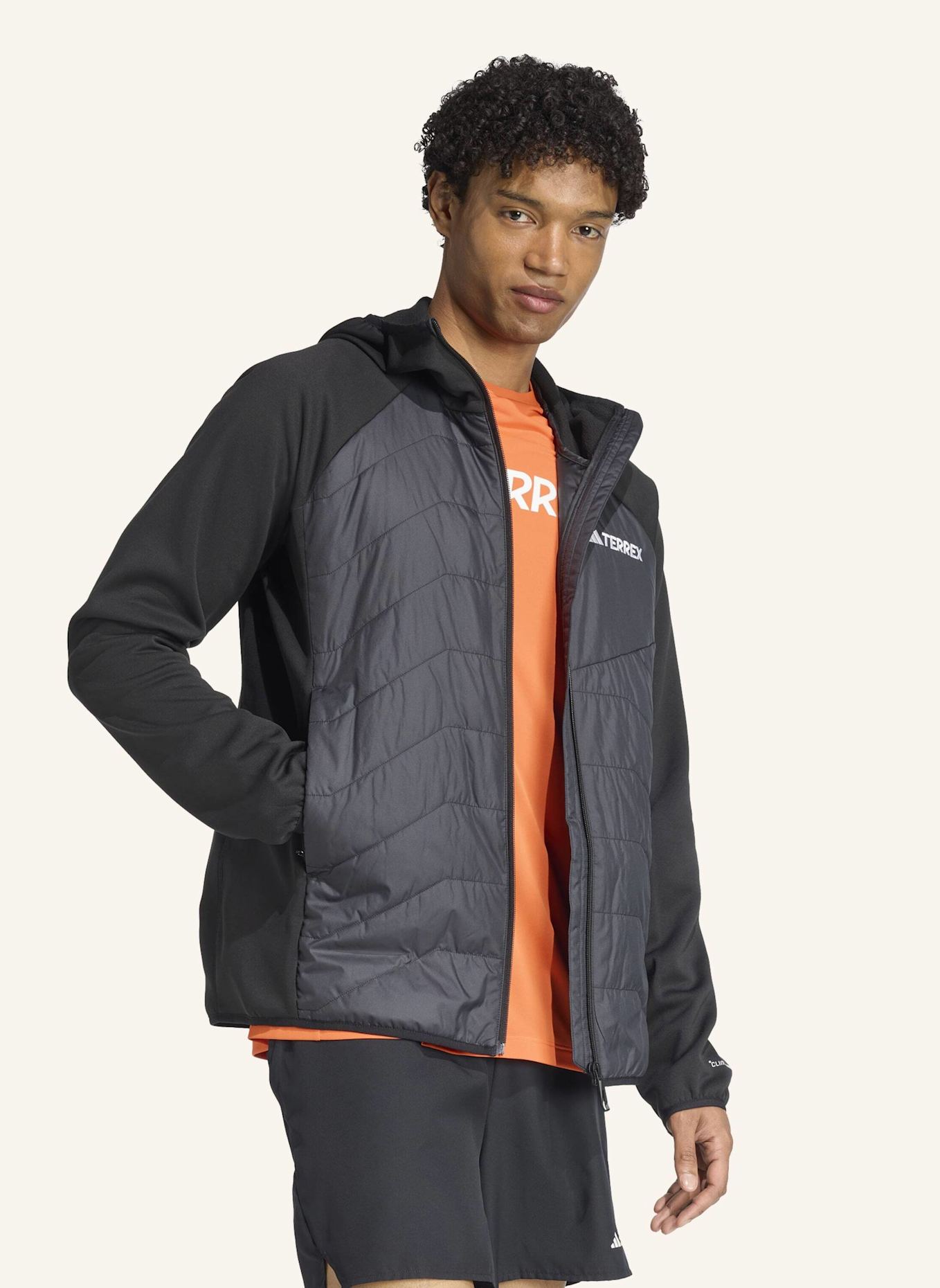 adidas TERREX TERREX MULTI CLIMAWARM ISOLIERENDE HYBRID-KAPUZENJACKE: SCHWARZ