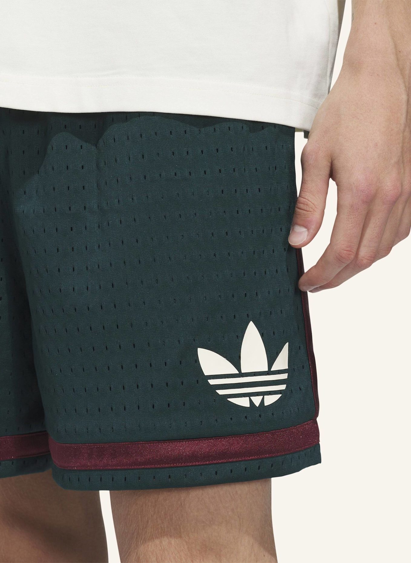 adidas Trainingsshorts ORIGINALS BASKETBALL: GRÜN/ ROT