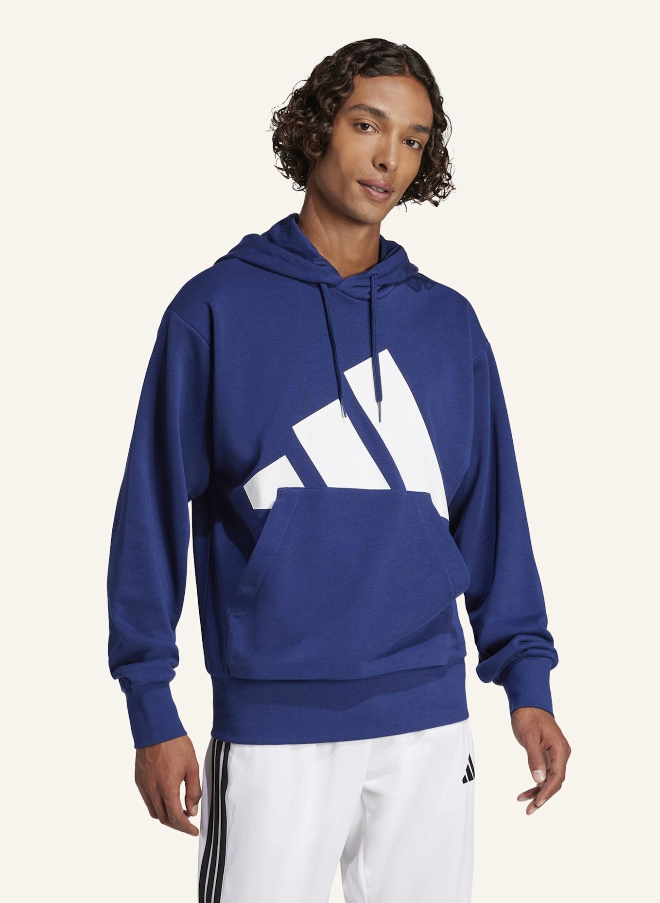 adidas ESSENTIALS BIG LOGO FRENCH TERRY HOODIE: BLAU/ WEISS