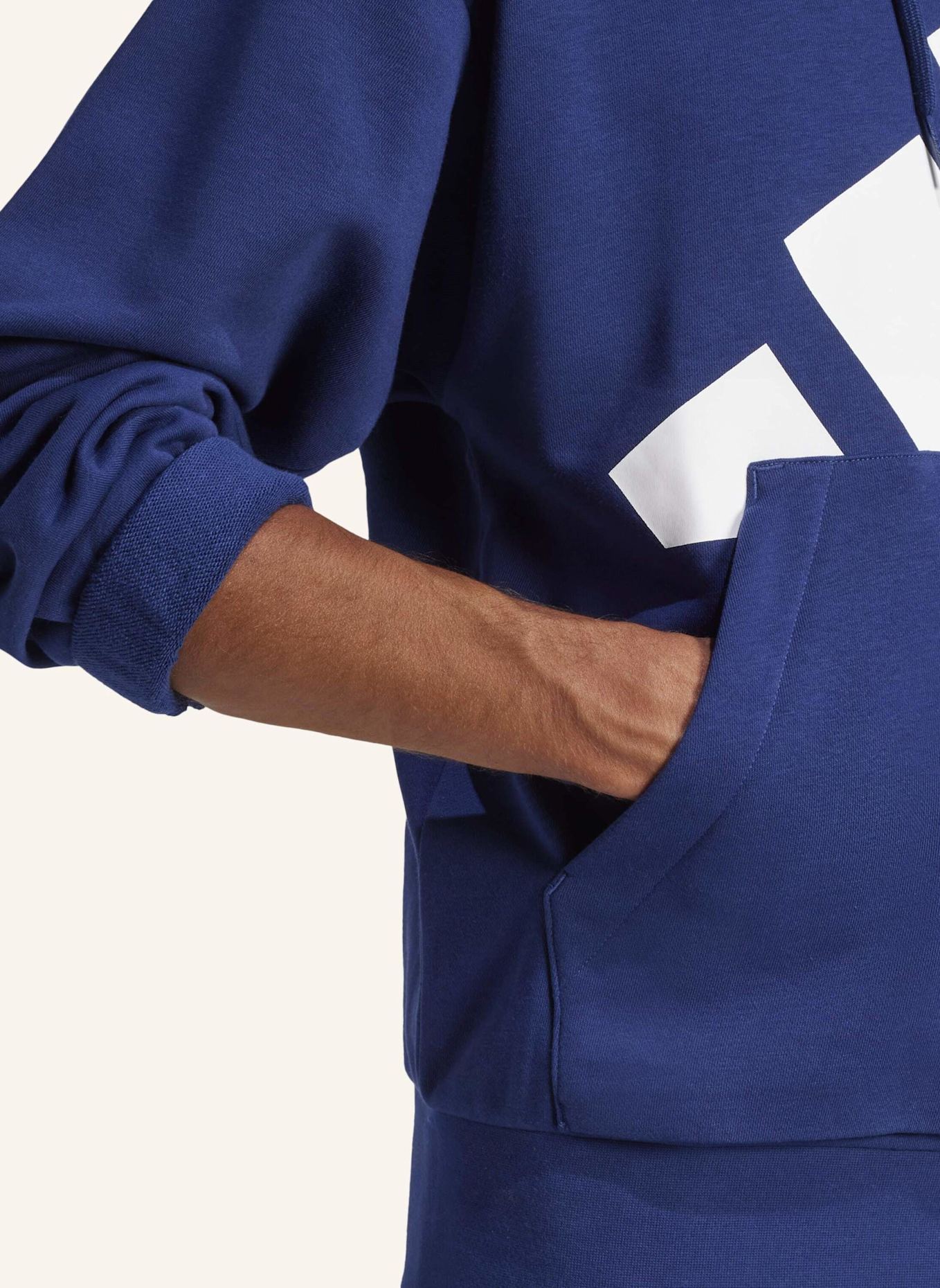 adidas ESSENTIALS BIG LOGO FRENCH TERRY HOODIE: BLAU/ WEISS