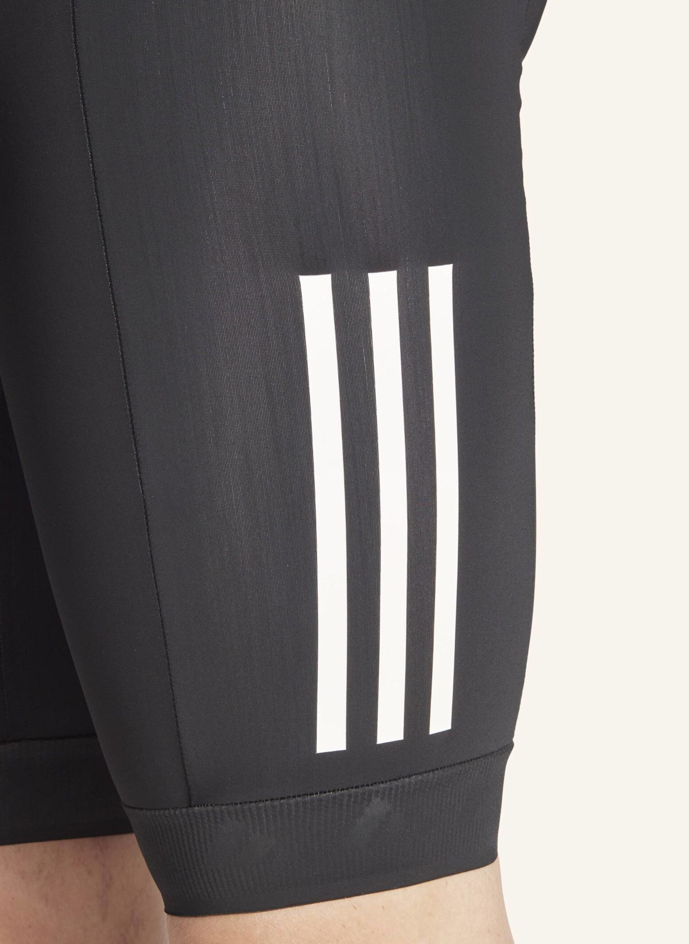 adidas ESSENTIALS 3-STREIFEN PADDED CYCLING TRÄGERSHORTS: SCHWARZ