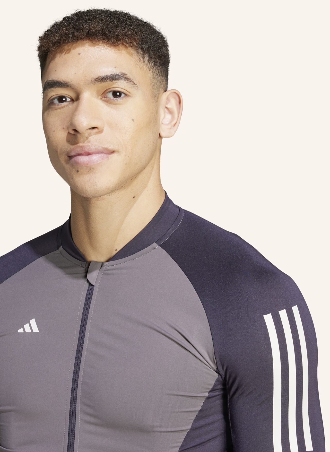 adidas ESSENTIALS 3-STREIFEN RADTRIKOT: GRAU