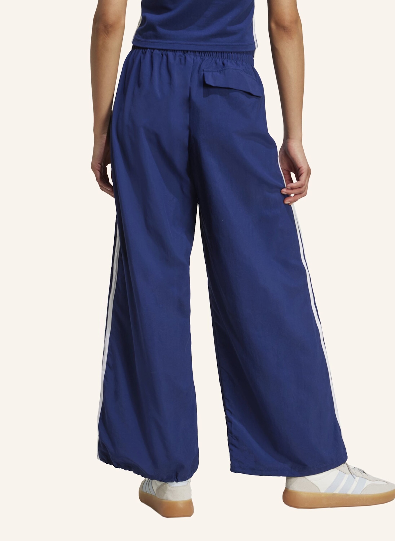 adidas ESSENTIALS 3-STREIFEN LIFESTYLE WOVEN PARACHUTE HOSE: BLAU/ WEISS