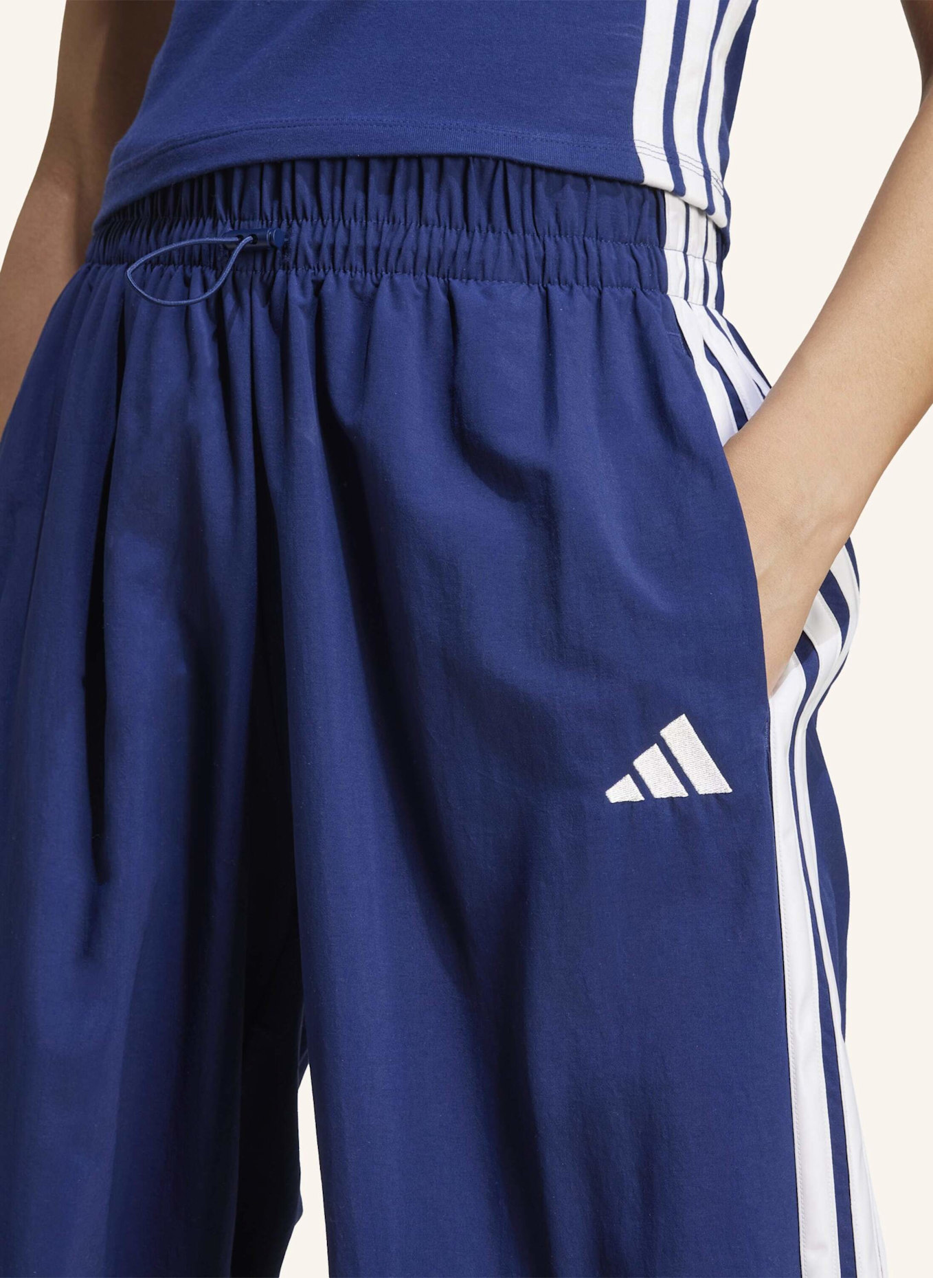 adidas ESSENTIALS 3-STREIFEN LIFESTYLE WOVEN PARACHUTE HOSE: BLAU/ WEISS
