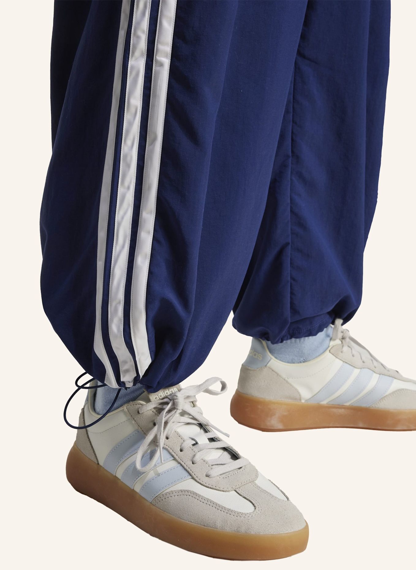 adidas ESSENTIALS 3-STREIFEN LIFESTYLE WOVEN PARACHUTE HOSE: BLAU/ WEISS