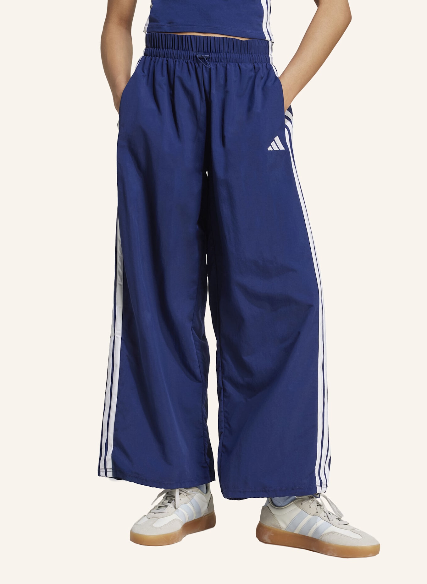 adidas ESSENTIALS 3-STREIFEN LIFESTYLE WOVEN PARACHUTE HOSE: BLAU/ WEISS