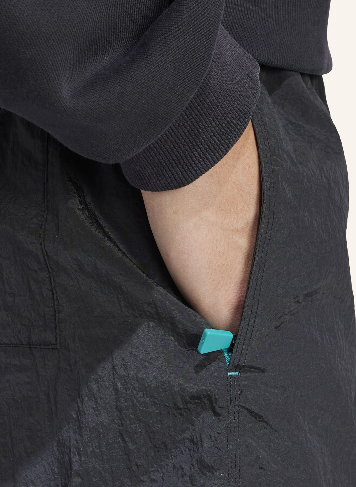 adidas Originals Shorts EQUIPMENT WOVEN: SCHWARZ