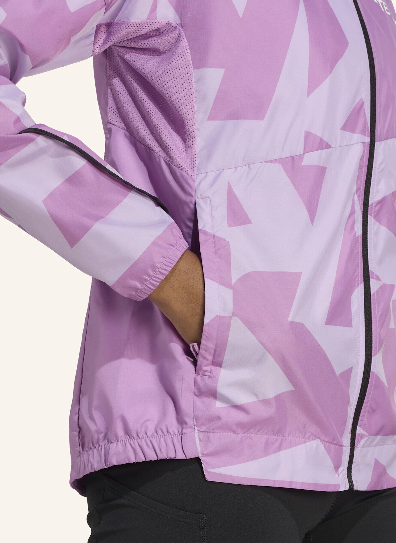 adidas TERREX TERREX MULTI PRINTED WINDJACKE: LILA/ HELLLILA