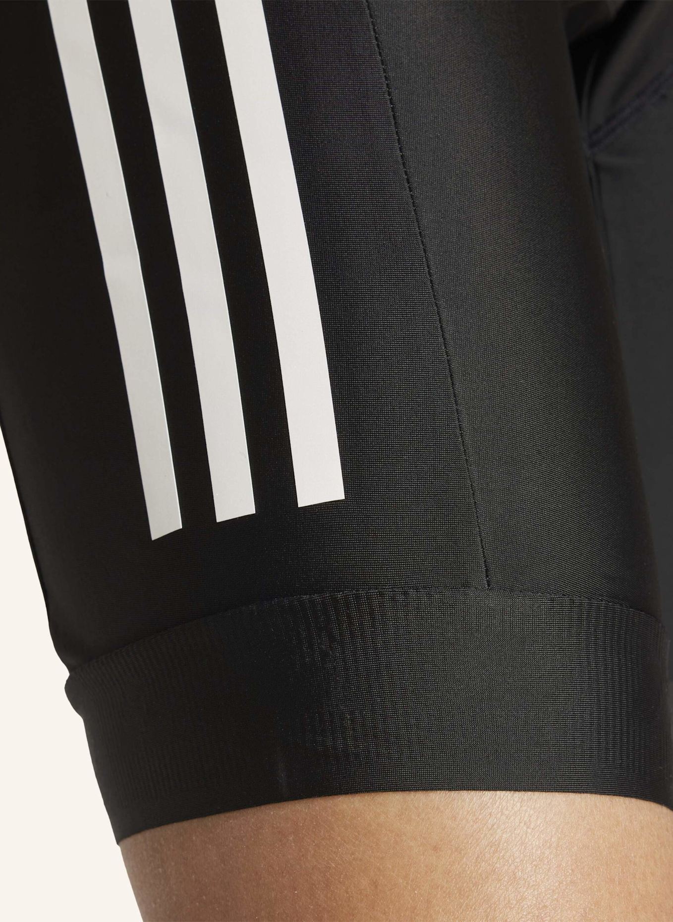adidas ESSENTIALS 3-STREIFEN PADDED CYCLING TRÄGERSHORTS: SCHWARZ