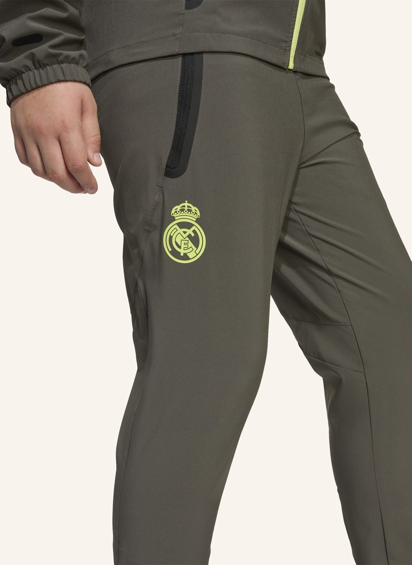 adidas REAL MADRID TIRO 25 COMPETITION VIS TECH TRAVEL HOSE FÜR KINDER UND TEENS: GRAU/ GELB