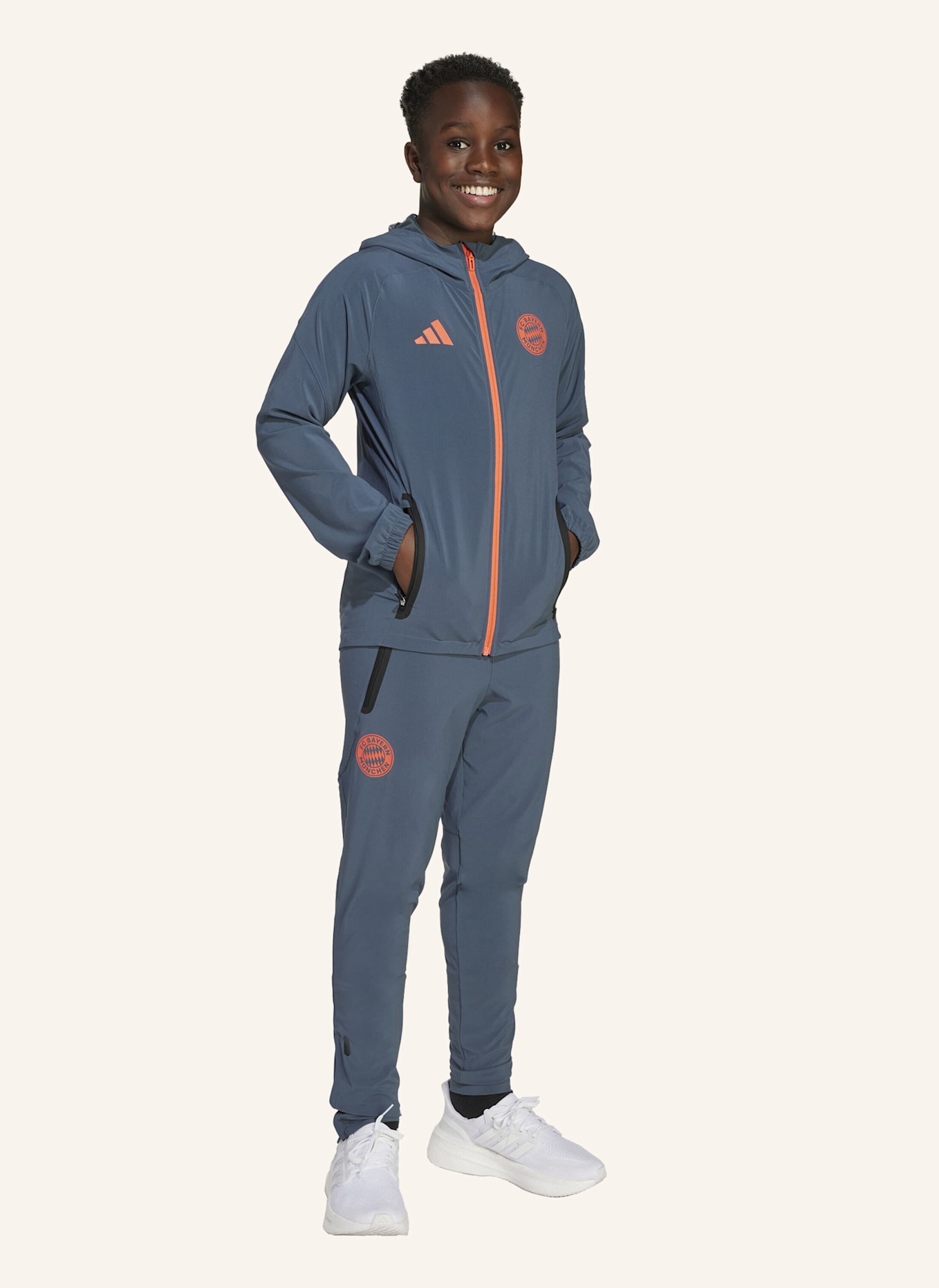 adidas FC BAYERN MÜNCHEN TIRO 25 COMPETITION VIS TECH TRAVEL JACKE FÜR KINDER: GRAU/ ORANGE